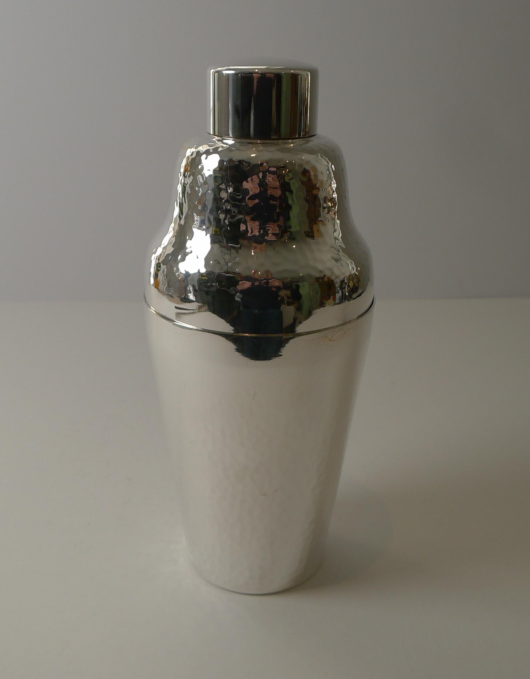Milieu du XXe siècle Shaker à cocktail Art Déco allemand en métal argenté par Carl Deffner vers 1930 en vente