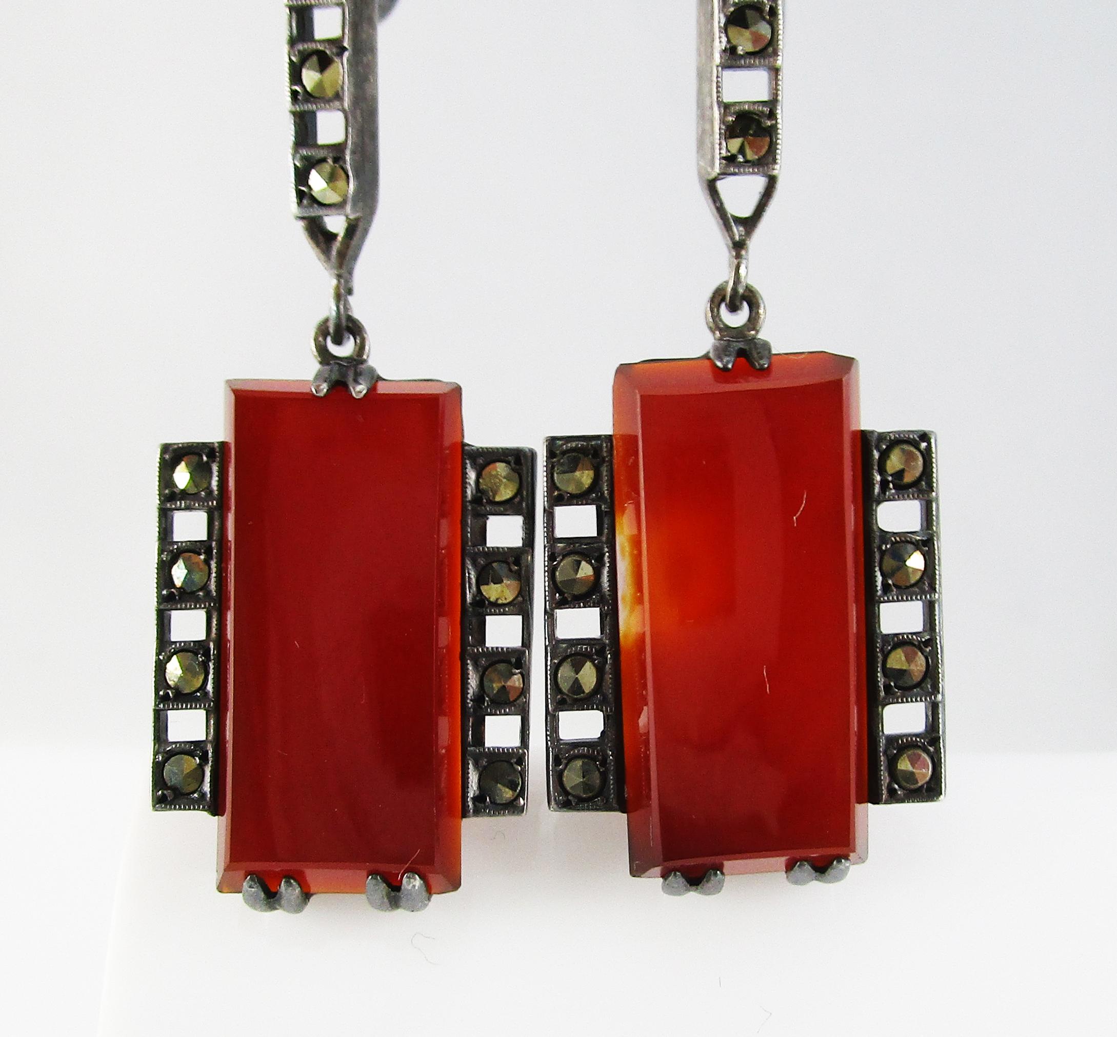 These beautiful Deco earrings are in sterling silver and feature marcasite accents and gorgeous richly colored carnelian centers! The strong, architectural lines in these earrings are distinctly Deco and create a dramatic, yet elegant look that is