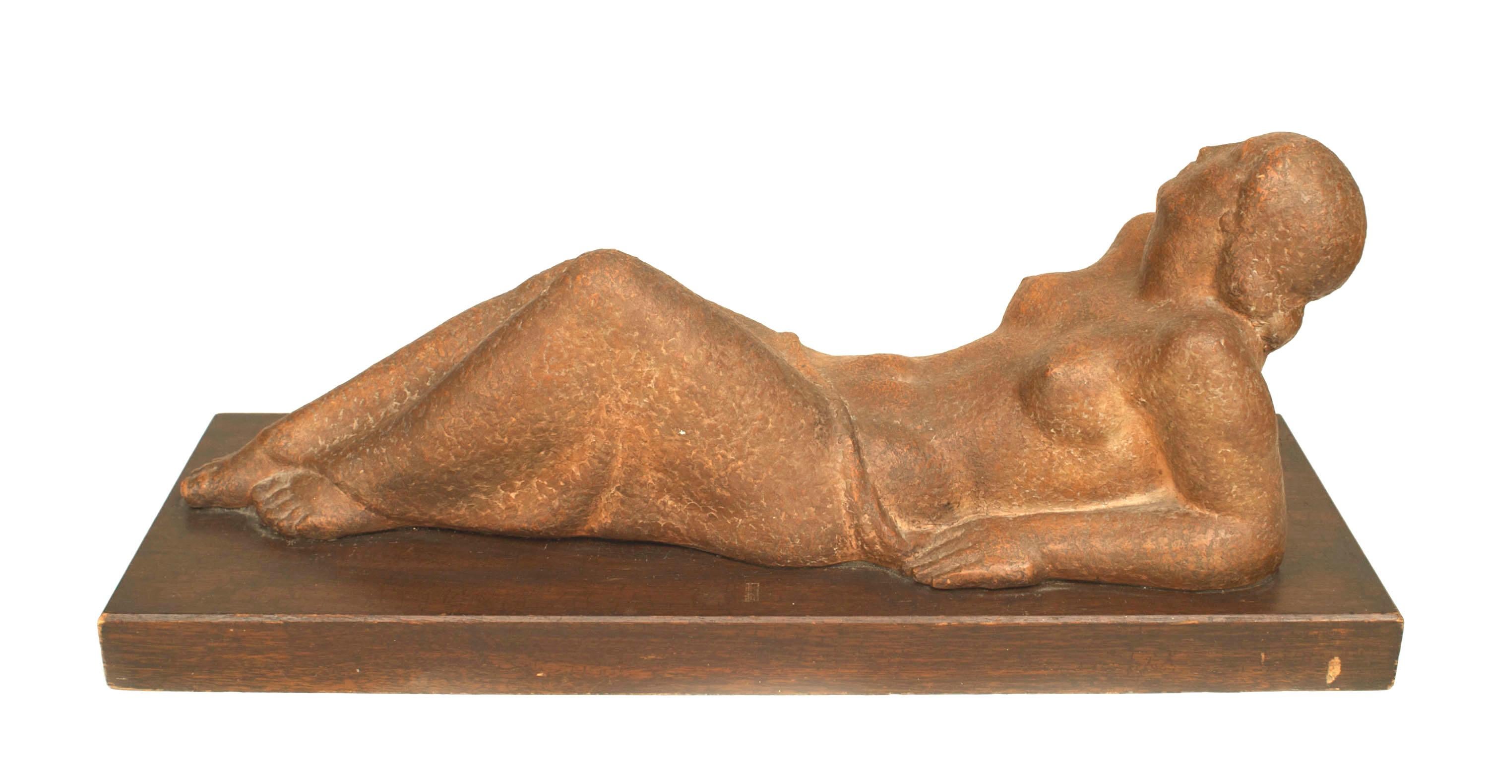 Art Moderne (Deutsch) Terrakotta liegende Figur /Skulptur einer halbnackten Dame auf einem rechteckigen Holzsockel.
