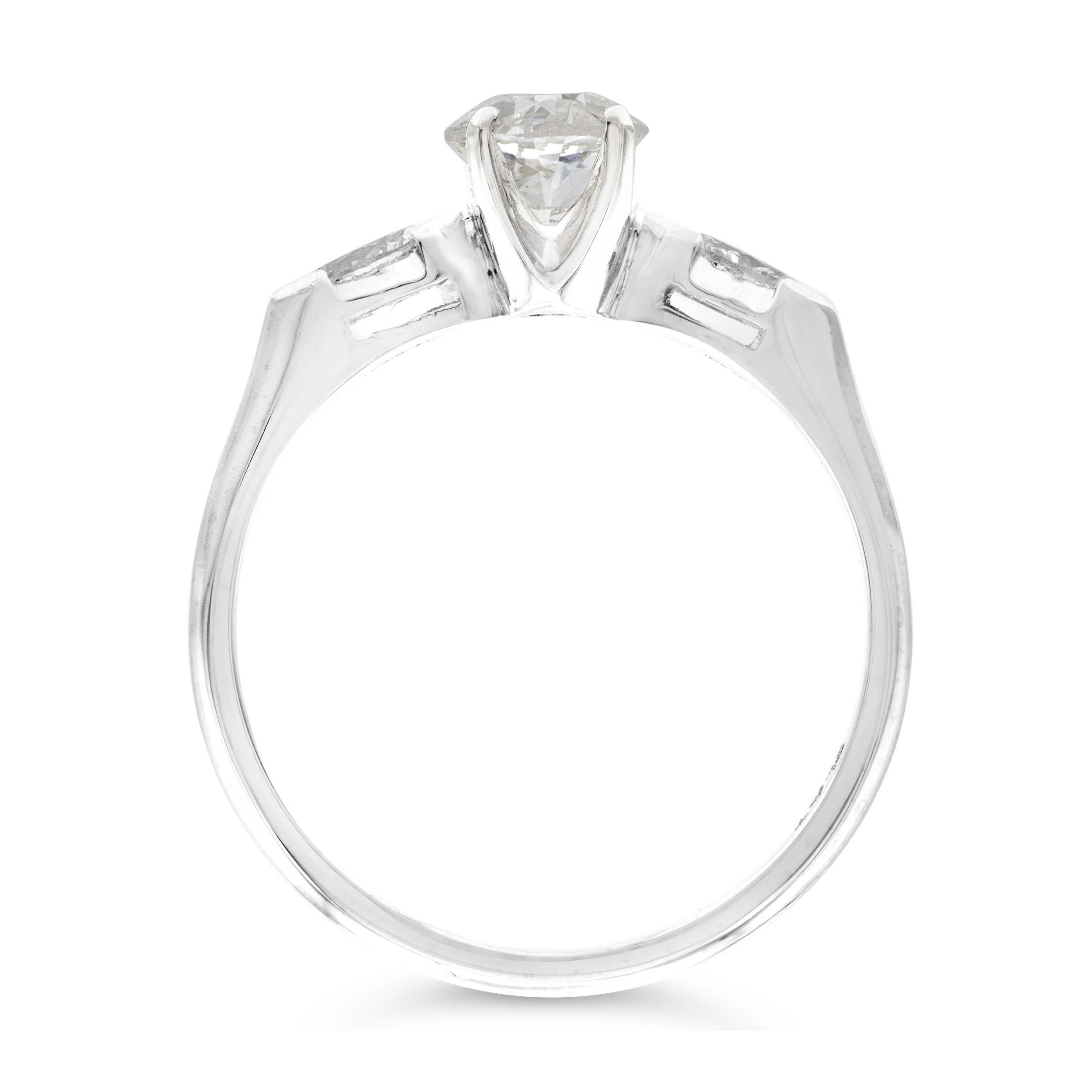 Anillo de compromiso de diamantes Art Decó GIA 0,68 ct con hombros marquesa F SI2 en Bueno estado para la venta en New York, NY