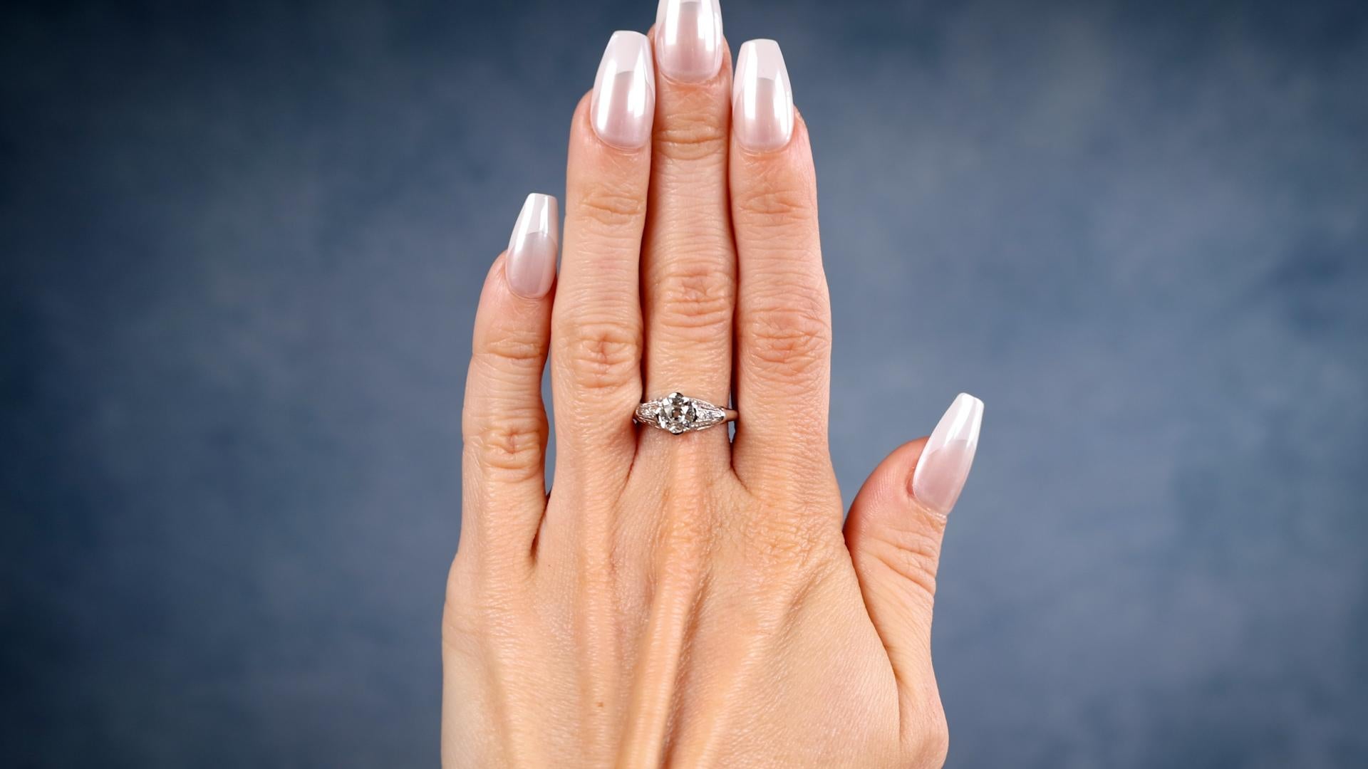 Ein Art Deco GIA 0.95 Karat Old Mine Cut Diamond Platinum Ring. Mit einem GIA-Diamanten im alten Minenschliff von 0,95 Karat, begleitet von GIA #5234227438, die besagt, dass der Diamant die Farbe I und die Reinheit SI1 hat. Akzentuiert durch acht