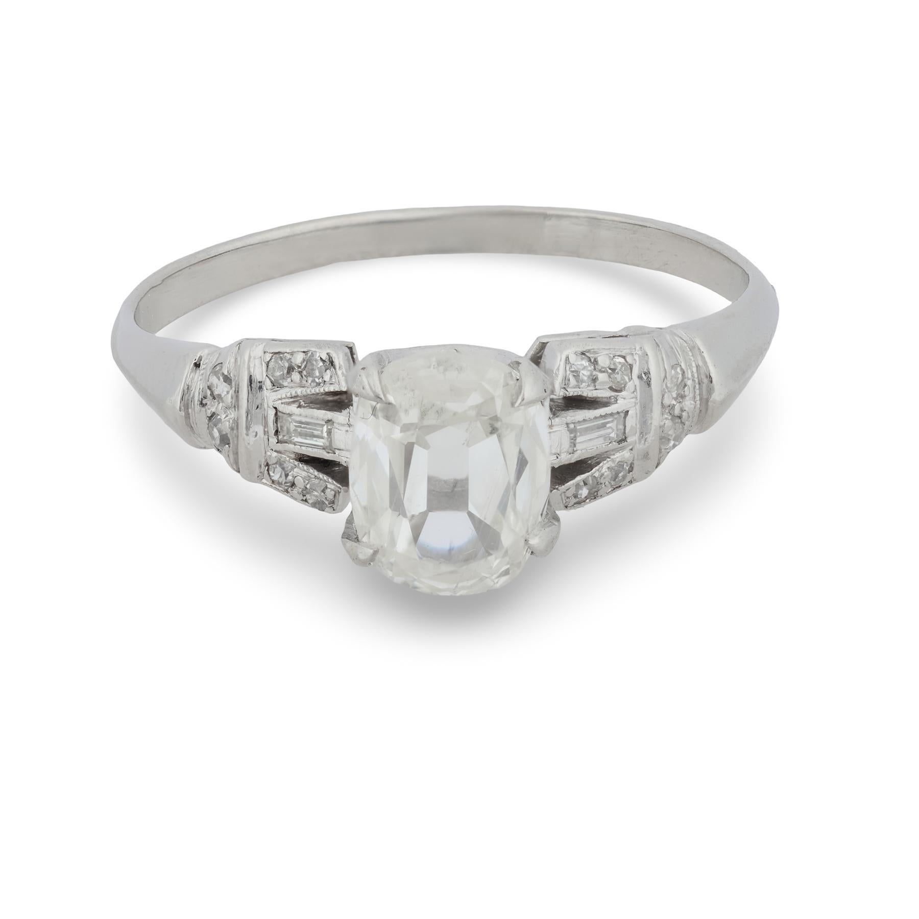 Art Déco Anello di fidanzamento in platino Art Deco GIA con diamante taglio cuscino da 1,00 carati in vendita