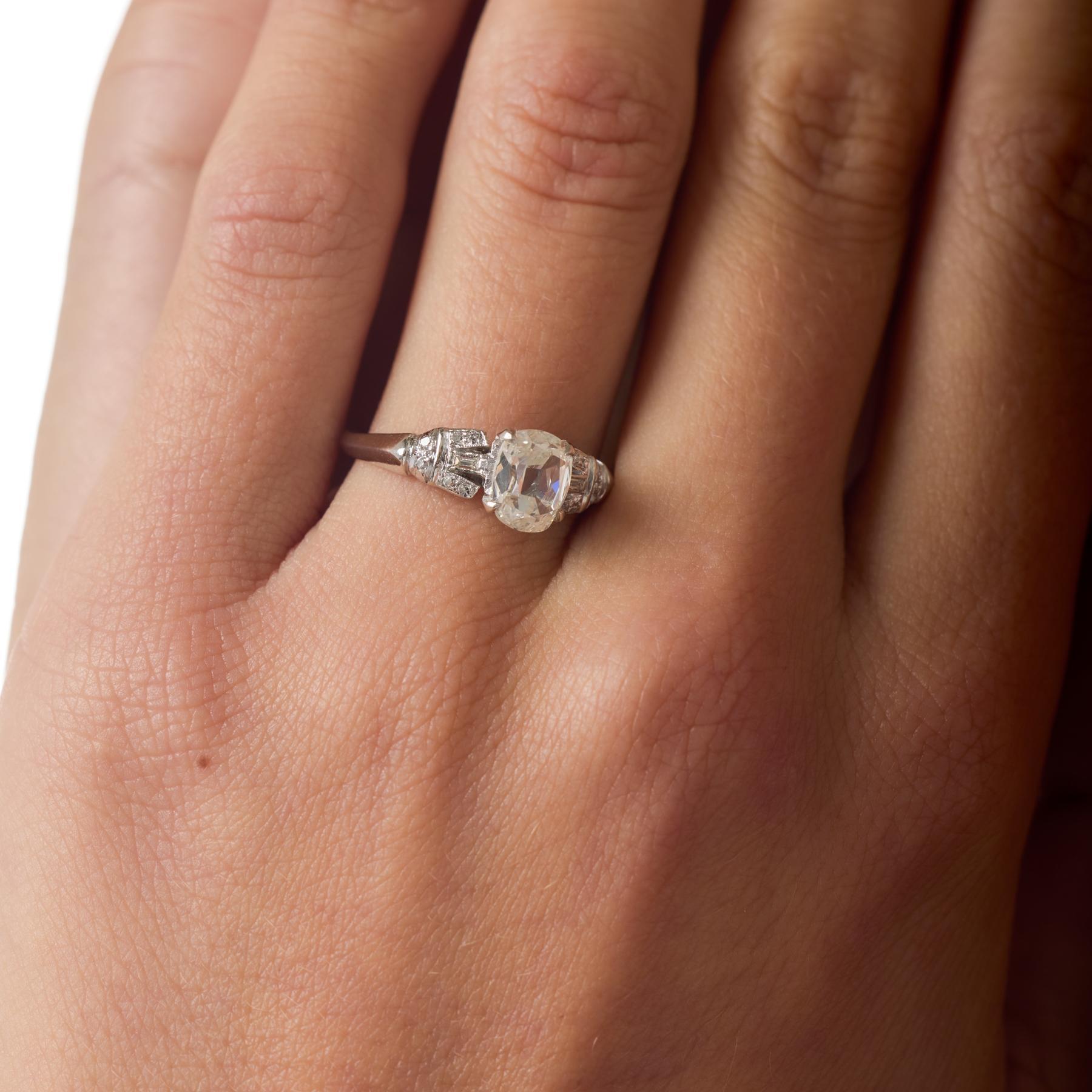 Taglio brillante Anello di fidanzamento in platino Art Deco GIA con diamante taglio cuscino da 1,00 carati in vendita