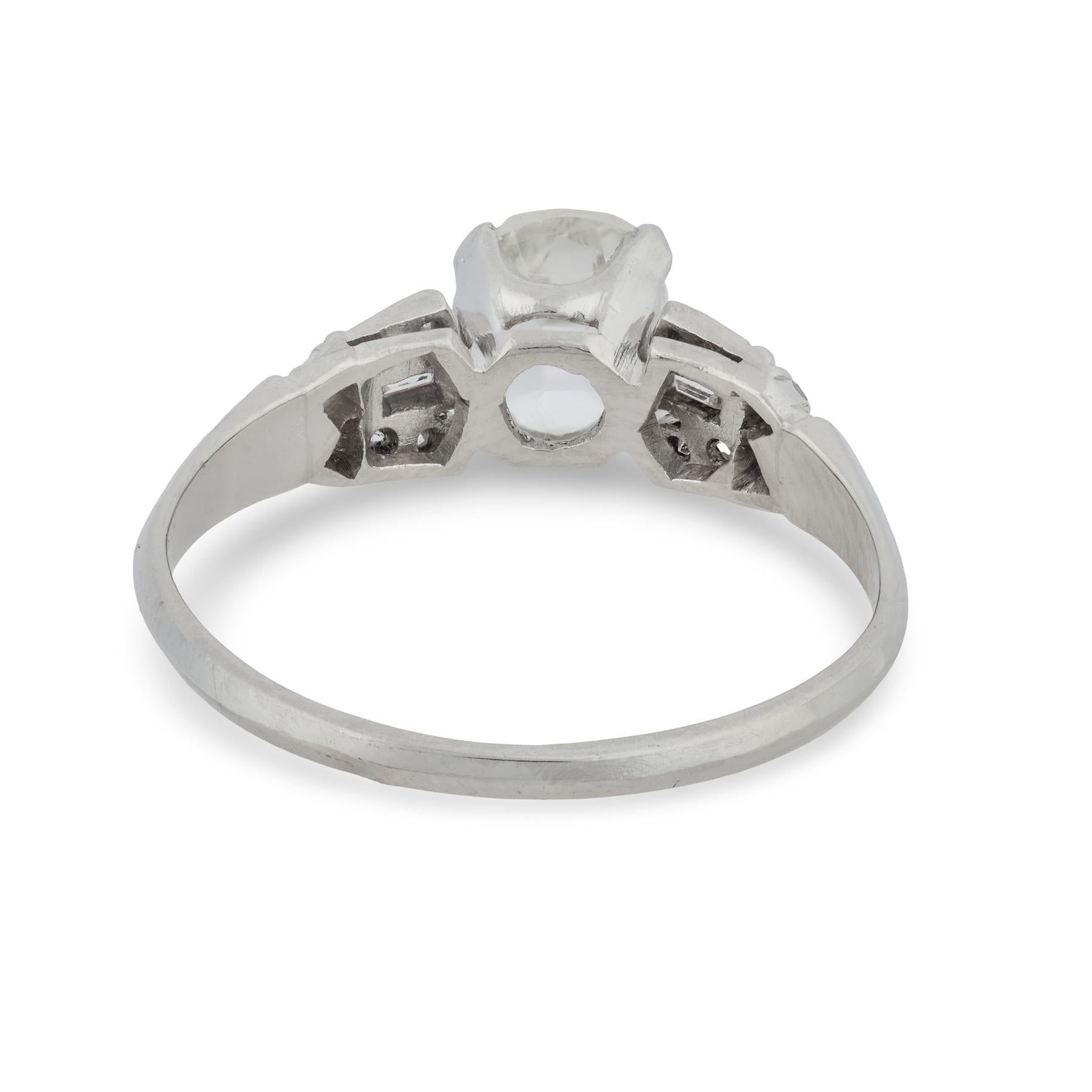 Donna Anello di fidanzamento in platino Art Deco GIA con diamante taglio cuscino da 1,00 carati in vendita