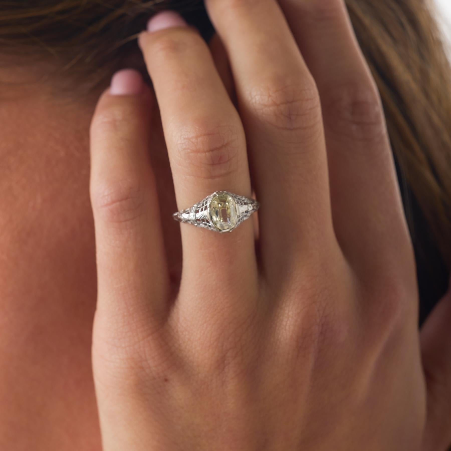 Cette bague de fiançailles Art déco met en valeur l'éclat captivant d'un diamant taille ancienne de 1,00 carat, dont la chaleur douce et veloutée s'harmonise parfaitement avec sa pureté VS2. Serti dans un élégant or blanc 18 carats, les facettes