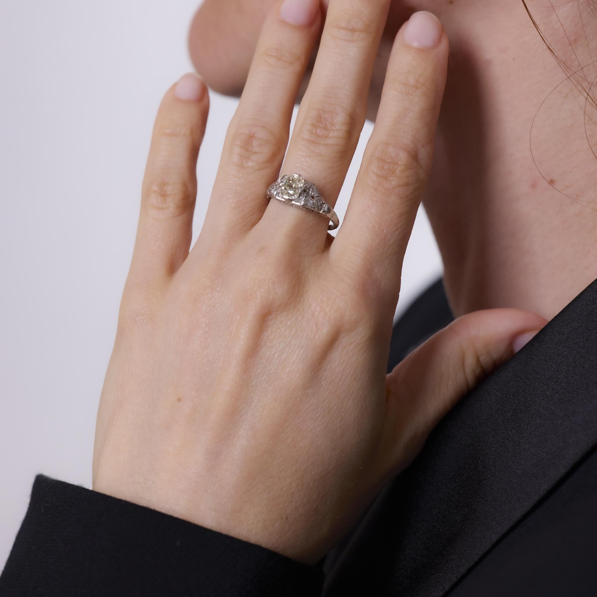 Cette élégante bague Art déco met en valeur un diamant taille ancienne certifié GIA de 1,01 carat d'une clarté exceptionnelle, encadré par d'étincelants diamants taille unique. Réalisée en platine, elle reflète la géométrie raffinée et la beauté