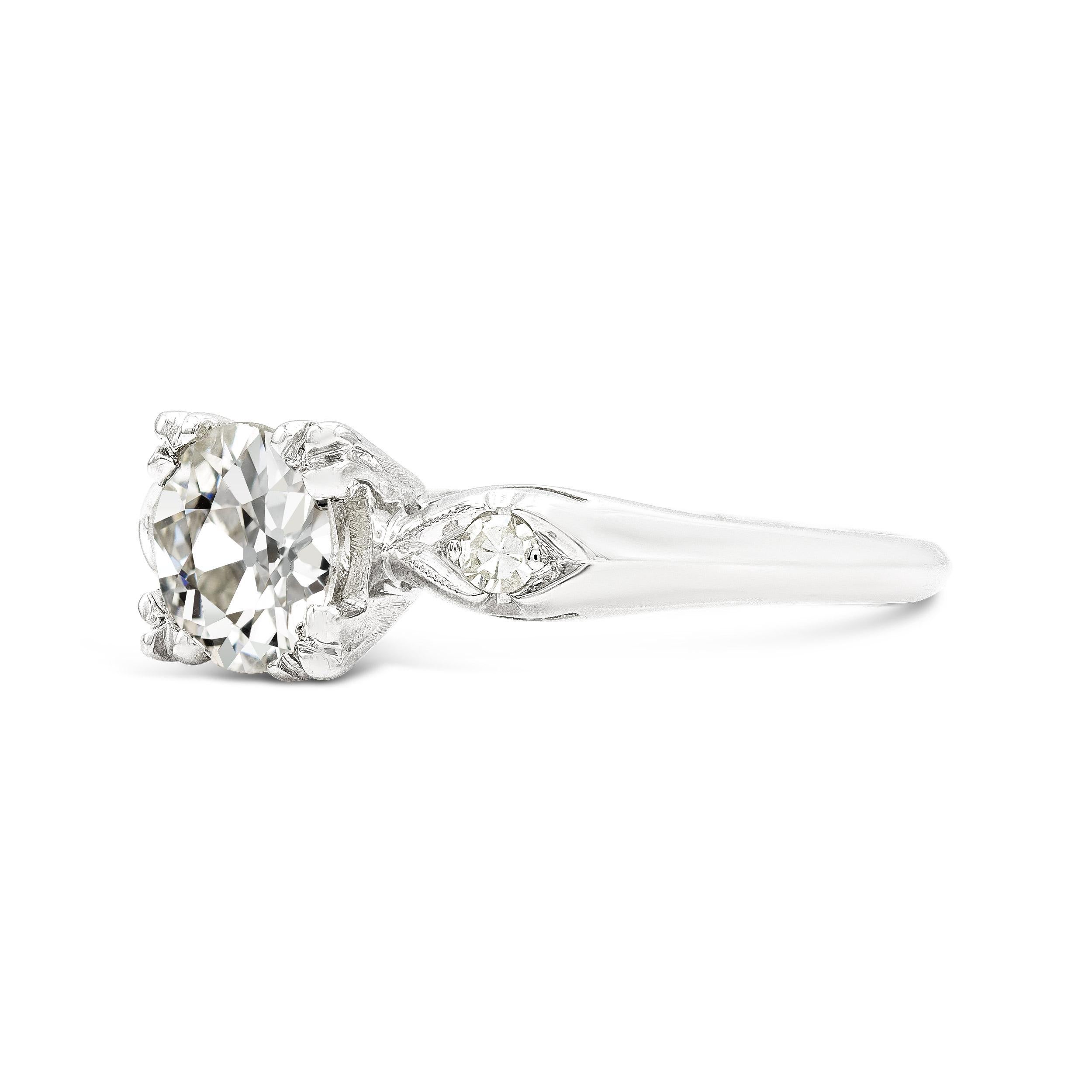 Dieser Ring ist von klassischer Eleganz und ein großartiges Beispiel für Art-Déco-Design. Wir lieben Diamanten, die größer erscheinen als ihr Karatgewicht, und dieser alte Euro sieht eher aus wie ein 1,25-Karat-Diamant. Komplettiert wird dieser