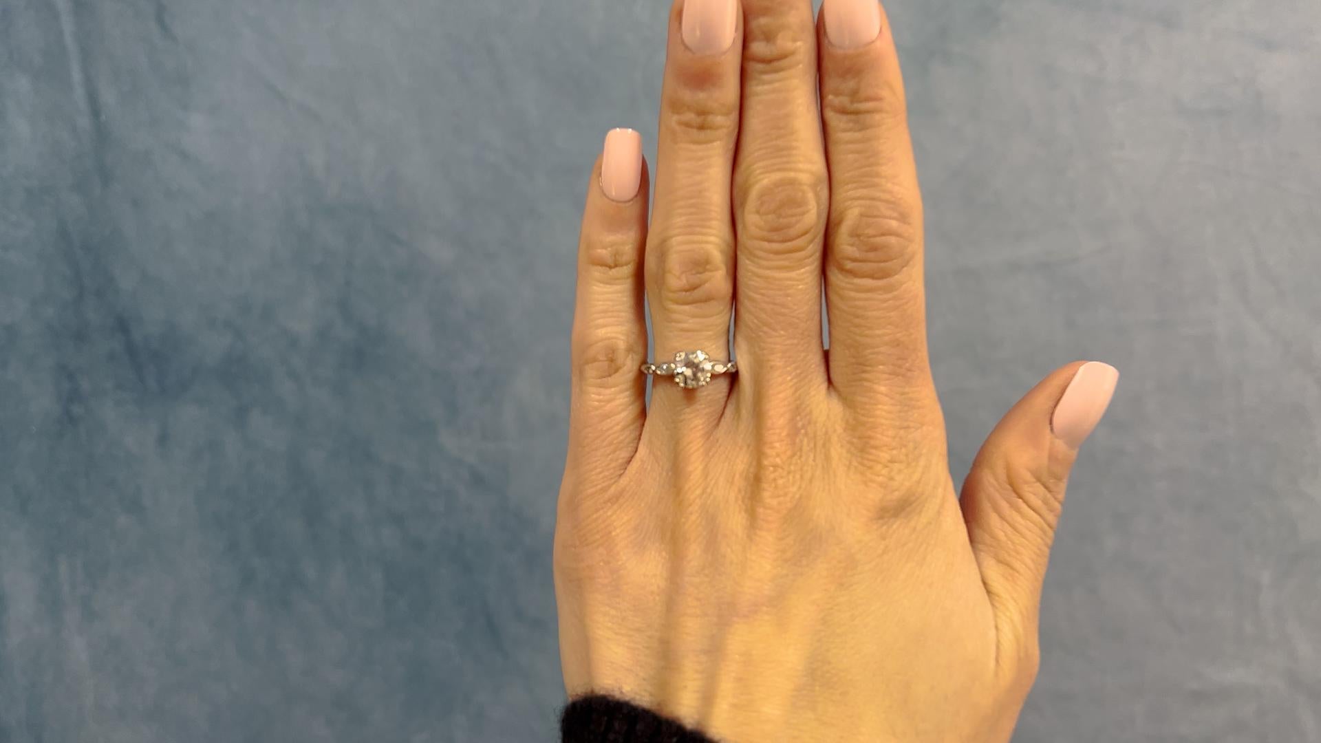 Ein Art Deco GIA 1.19 Karat Old European Cut Diamond Platinum Ring. Mit einem GIA old European cut Diamanten von 1,19 Karat, begleitet von GIA #6224886186, die besagt, dass der Diamant K, Faint Brown Farbe, SI2 Klarheit ist. Akzentuiert durch zwei