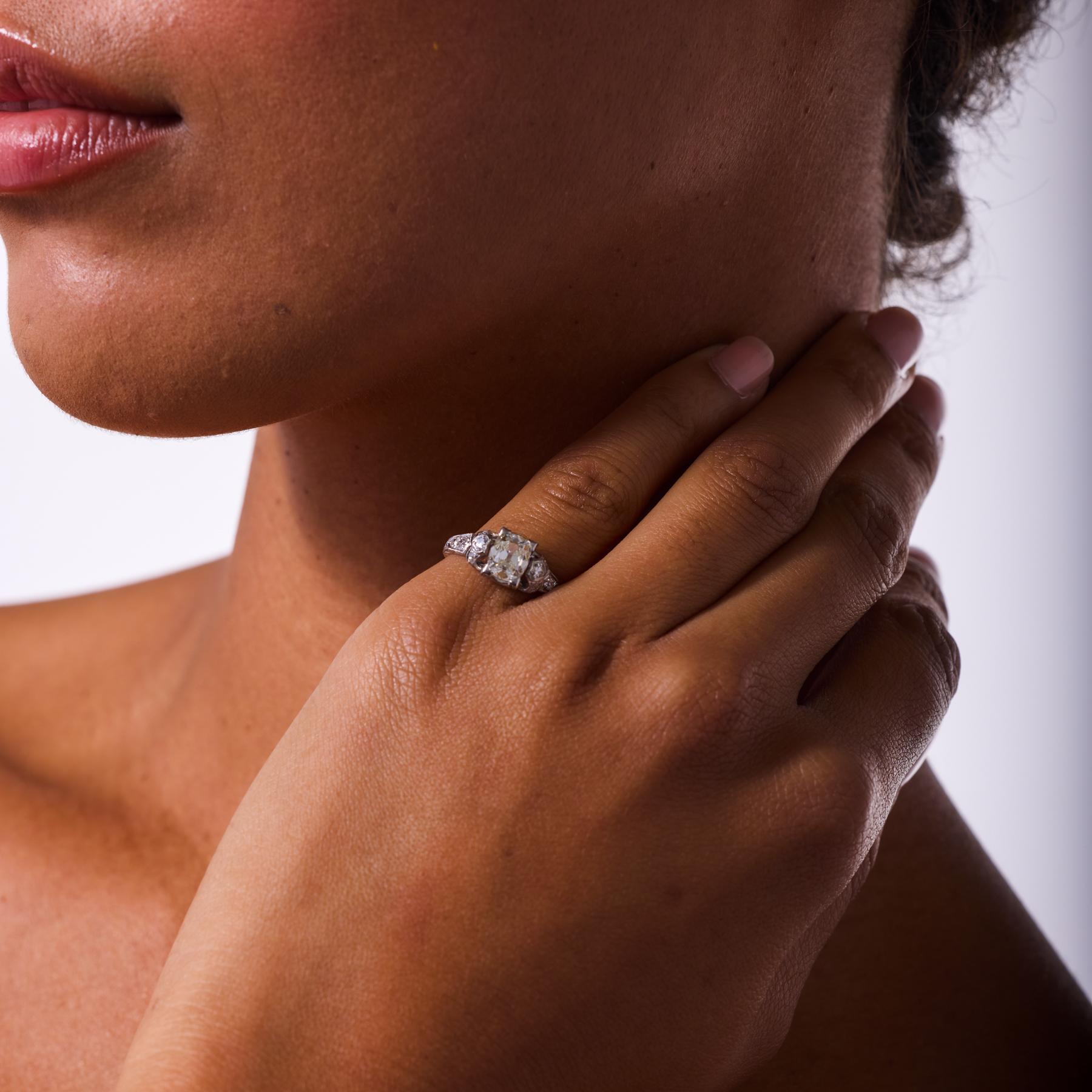 Reflet étonnant du raffinement de l'Art déco, cette bague de fiançailles des années 1930 met en valeur un diamant taille ancienne certifié GIA de 1,22 carat qui brille par la chaleur romantique de sa couleur M et la clarté exceptionnelle de VS2. La