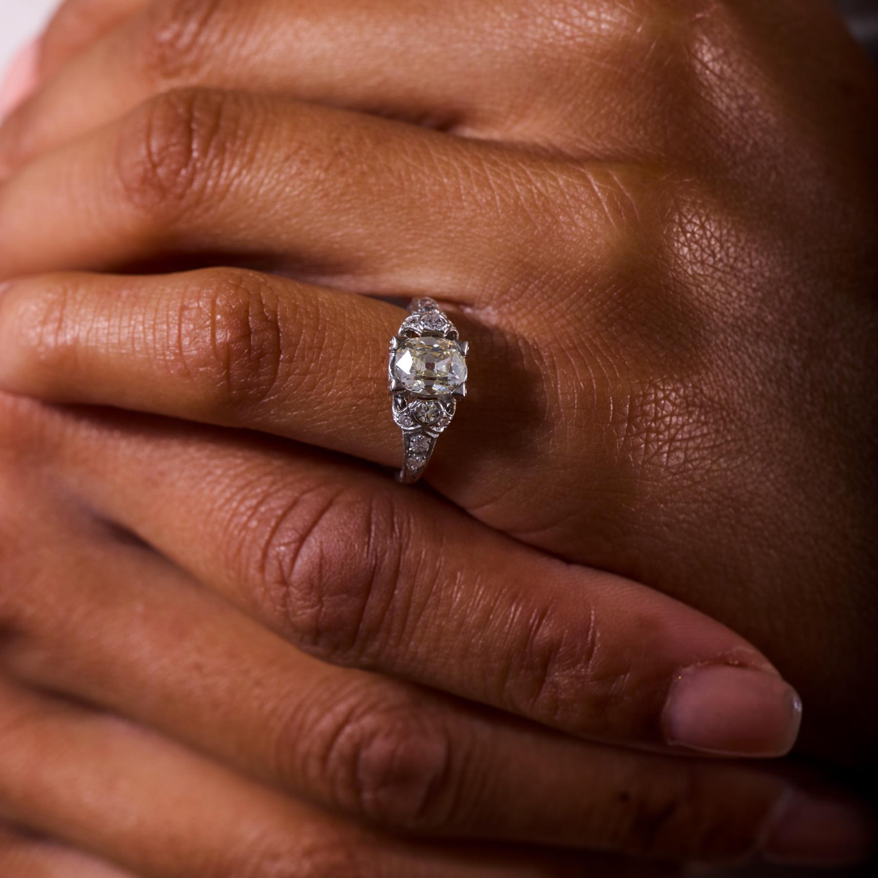 Bague de fiançailles Art déco en platine avec diamant taille ancienne de 1.22 carat, certifié GIA en vente 3