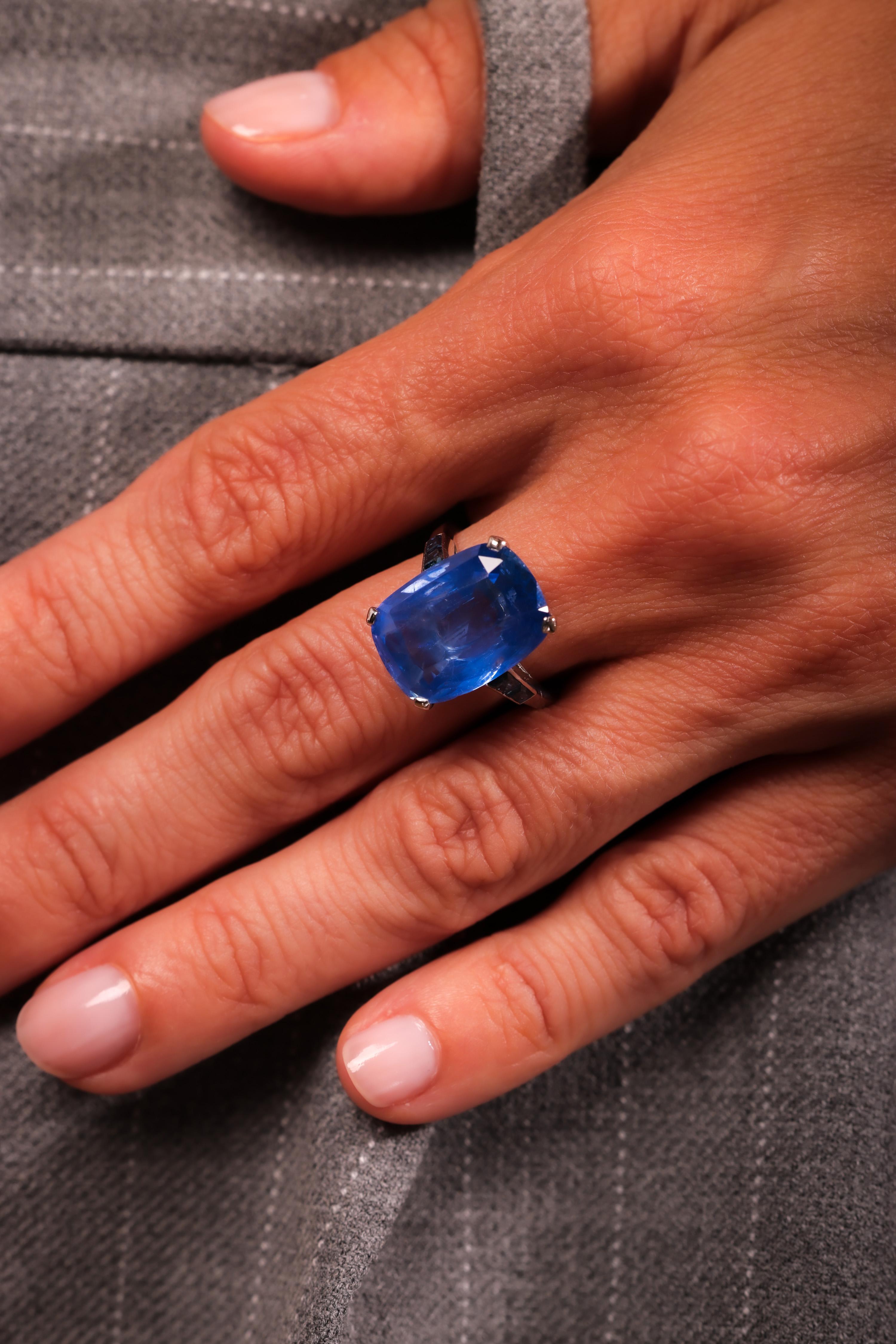 Art Deco GIA 12,9 Karat Kissenschliff keine Hitze Saphir Platin Ring im Zustand „Hervorragend“ in Beverly Hills, CA