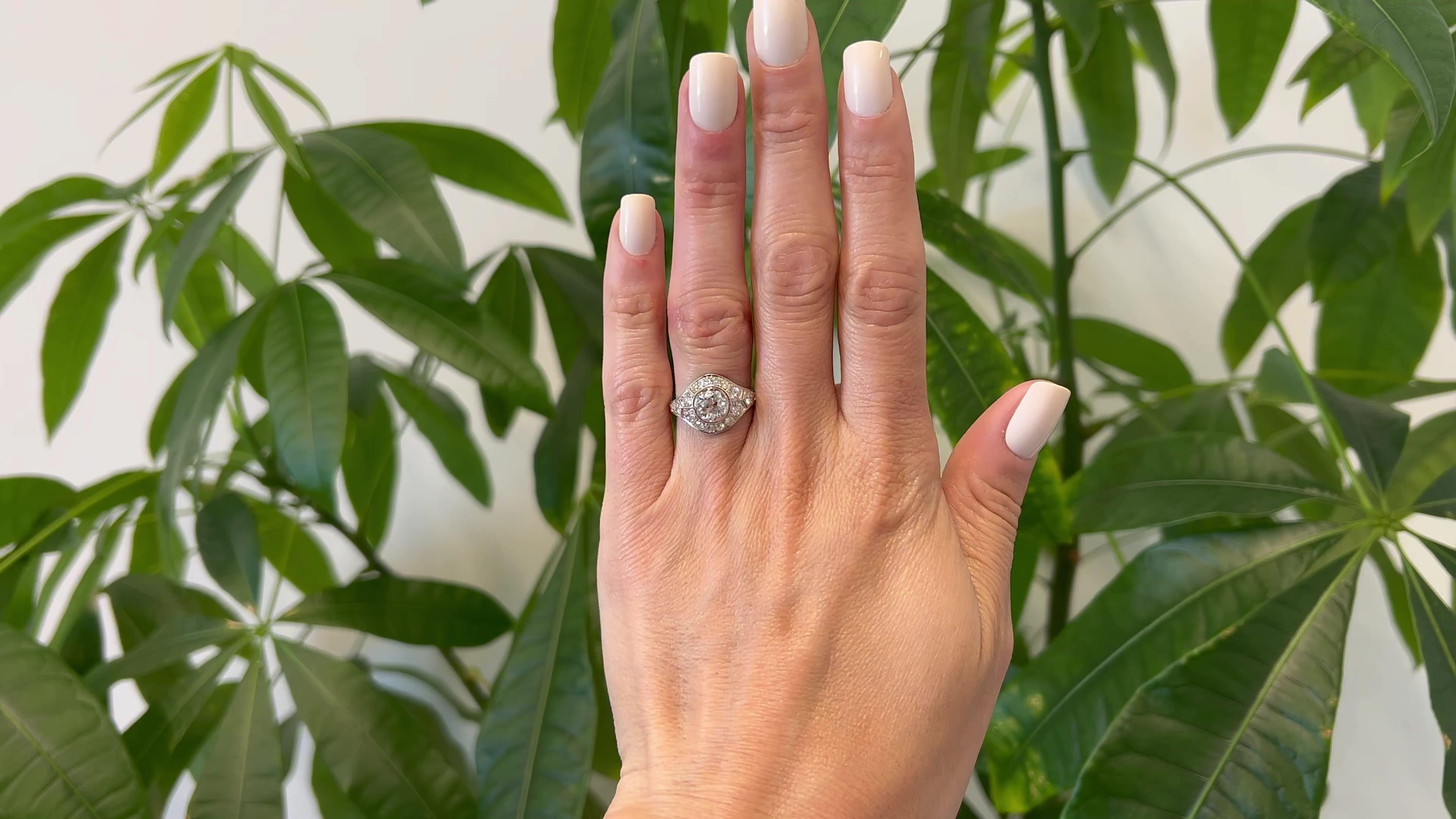 Ein Art Deco GIA 1,30 Karat Old European Cut Diamond Platinum. Mit einem GIA old European cut Diamant von 1,30 Karat, mit GIA #2235022027 begleitet, die besagt, dass der Diamant ist E Farbe, VS1 Klarheit. Akzentuiert durch 20 alte europäische,