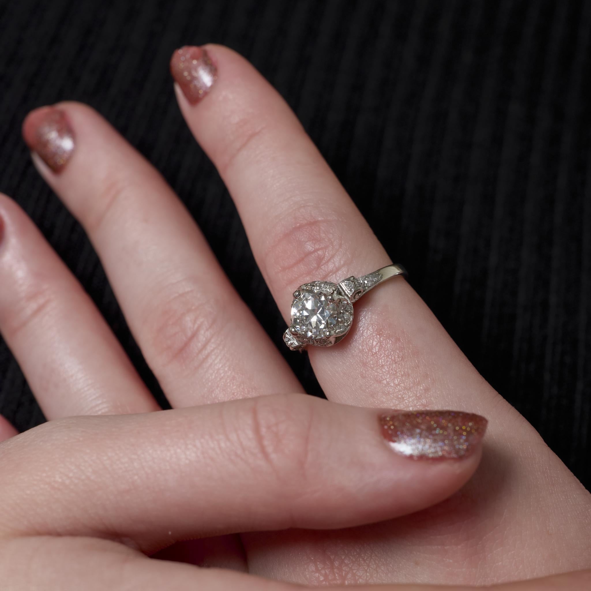 Cette bague Art déco des années 1930 met en valeur un diamant de taille européenne ancienne de 1,41 carat, certifié par la GIA, de couleur H et de pureté SI1, encadré par des accents de diamant taille unique sur un plateau en platine avec un anneau