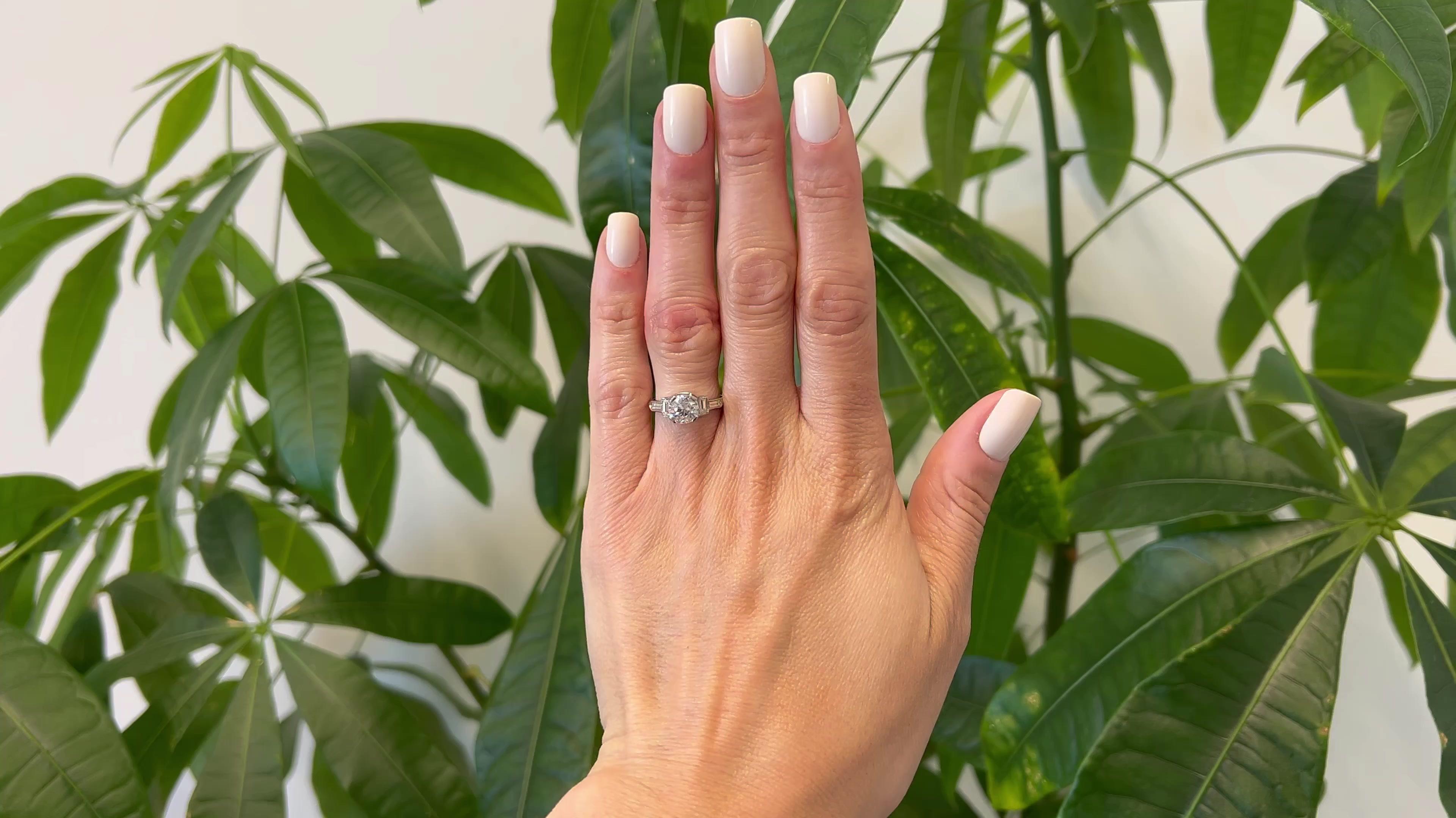 Ein Art Deco GIA 1.49 Karat Old European Cut Diamond Platinum Ring. Mit einem GIA-Diamanten im alten europäischen Schliff von 1,49 Karat, begleitet von der GIA-Nummer 2225868772, die besagt, dass der Diamant die Farbe I und die Reinheit I1 hat.