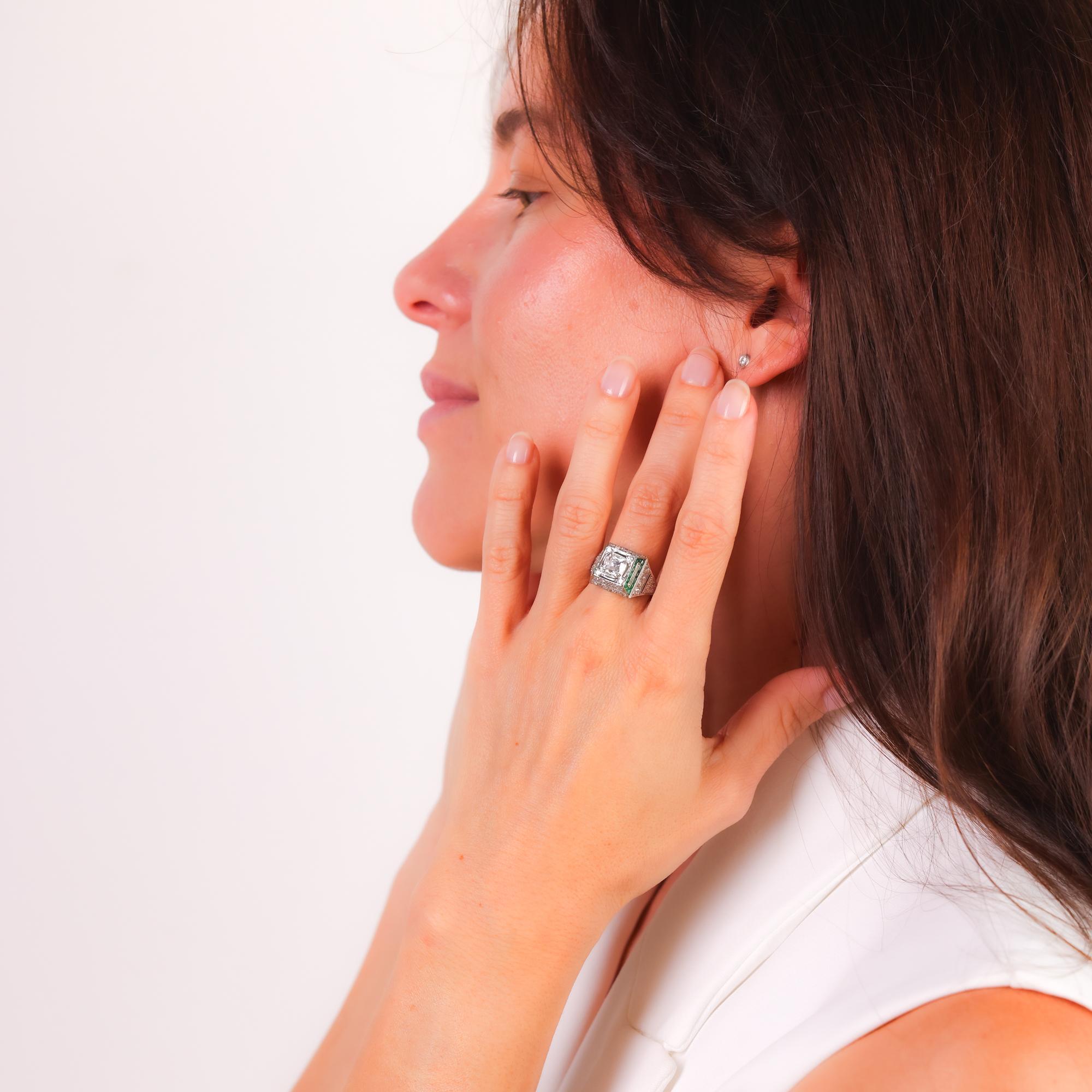 Dieser Art-Déco-Ring aus Platin funkelt mit einem GIA-zertifizierten 1,51-Karat-Diamanten aus einer alten Mine, akzentuiert von schillernden Diamanten und lebhaften Smaragden in zeitloser Eleganz.

Zertifikat: GIA #2477652446
Mittelstein: Diamant im