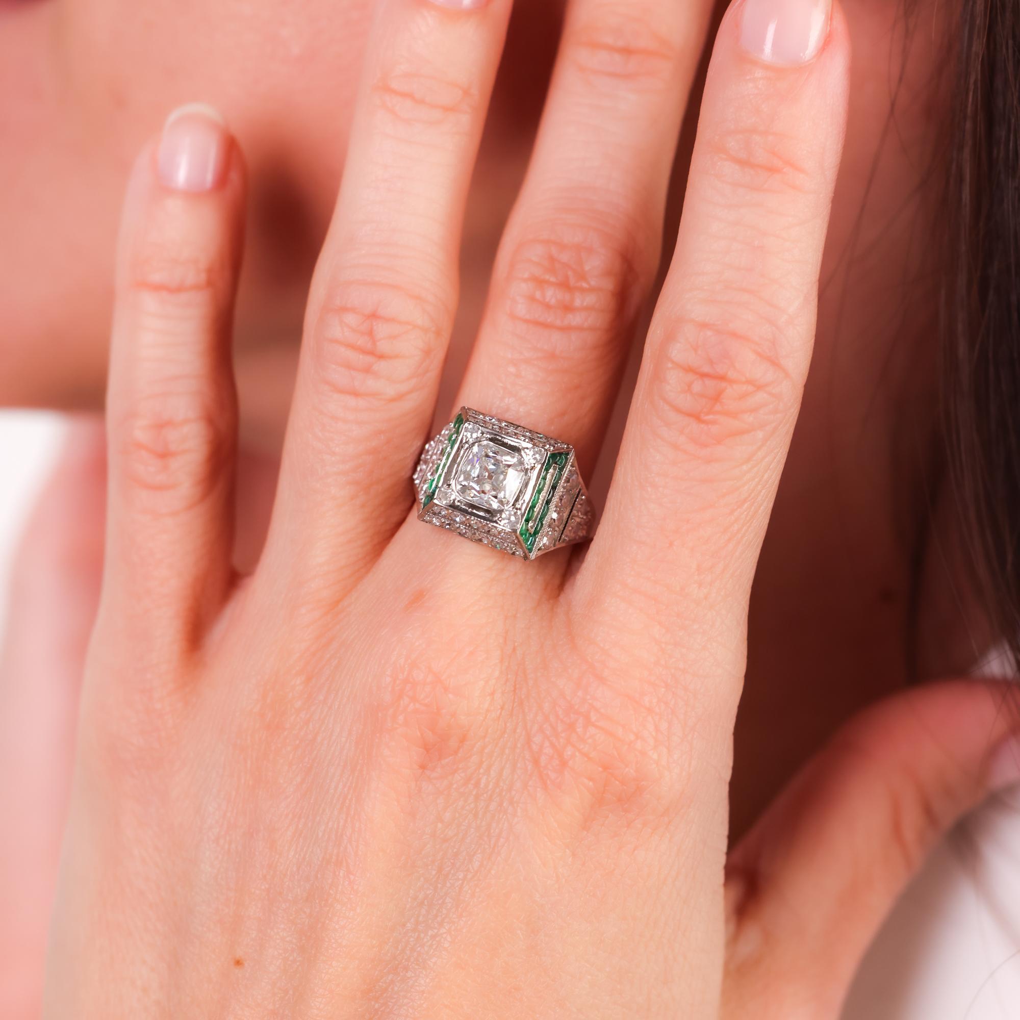 Art Deco Platinring, GIA 1,51 Karat Diamant, Diamant im alten Minenschliff, Smaragd, Platin (Alteuropäischer Brillantschliff) im Angebot