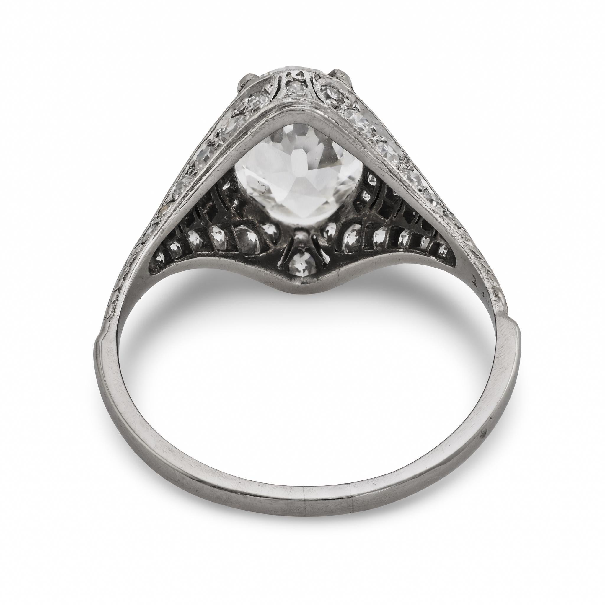 Bague de fiançailles en platine Art déco GIA 1,52 carat diamant taille ovale en vente 2