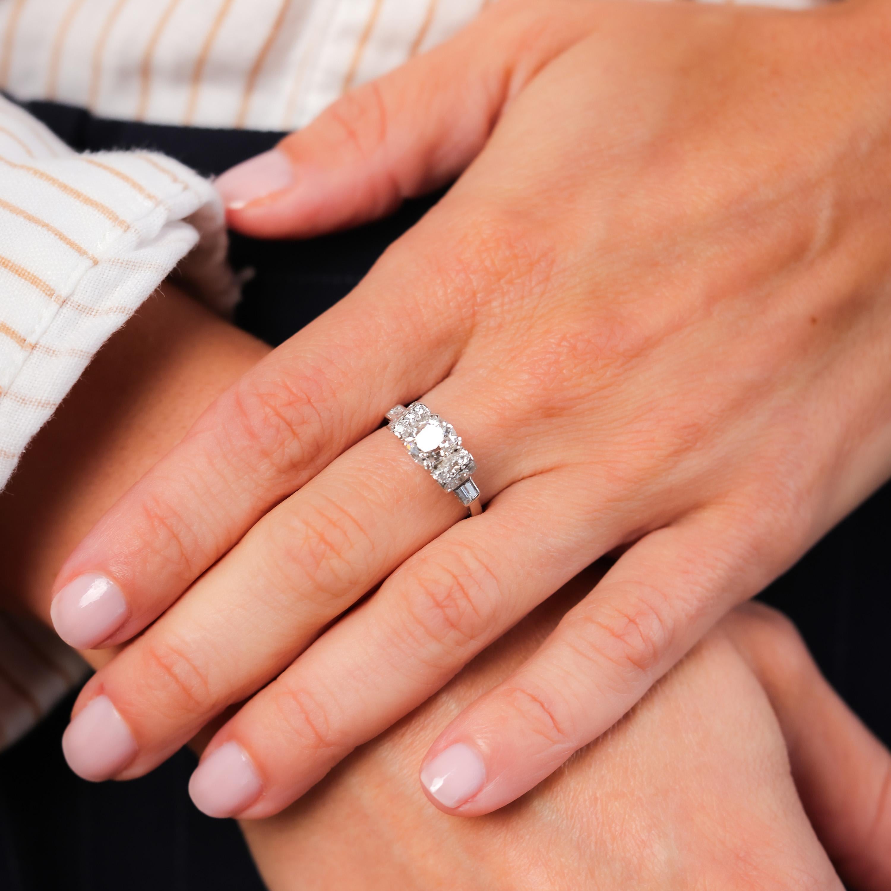 Bague de fiançailles Art déco avec diamant taille coussin de 1,54 carat certifié GIA Excellent état - En vente à Beverly Hills, CA