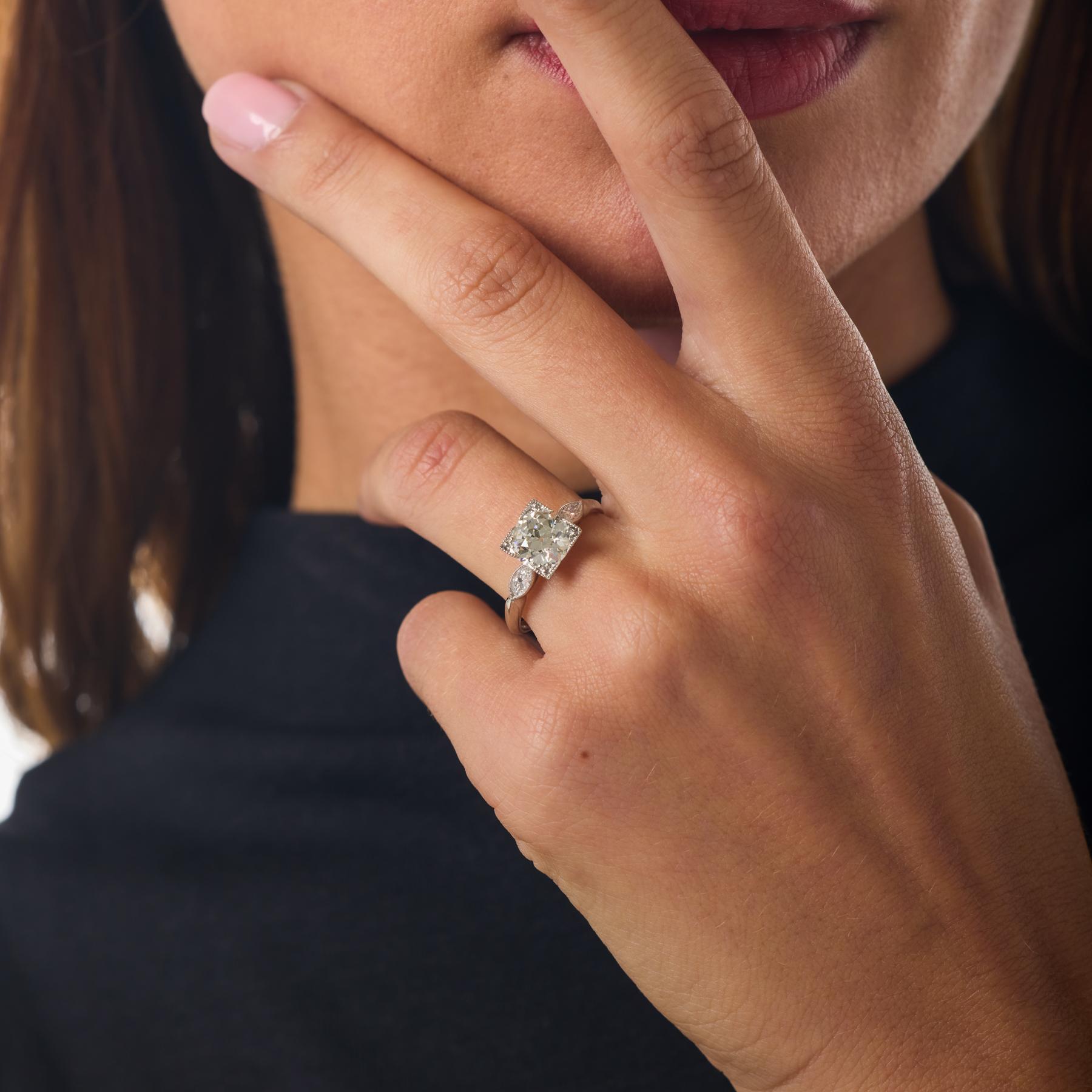 Taglio antico europeo Anello di fidanzamento in platino con diamante vecchio taglio europeo Art Deco GIA da 1.56 carati in vendita