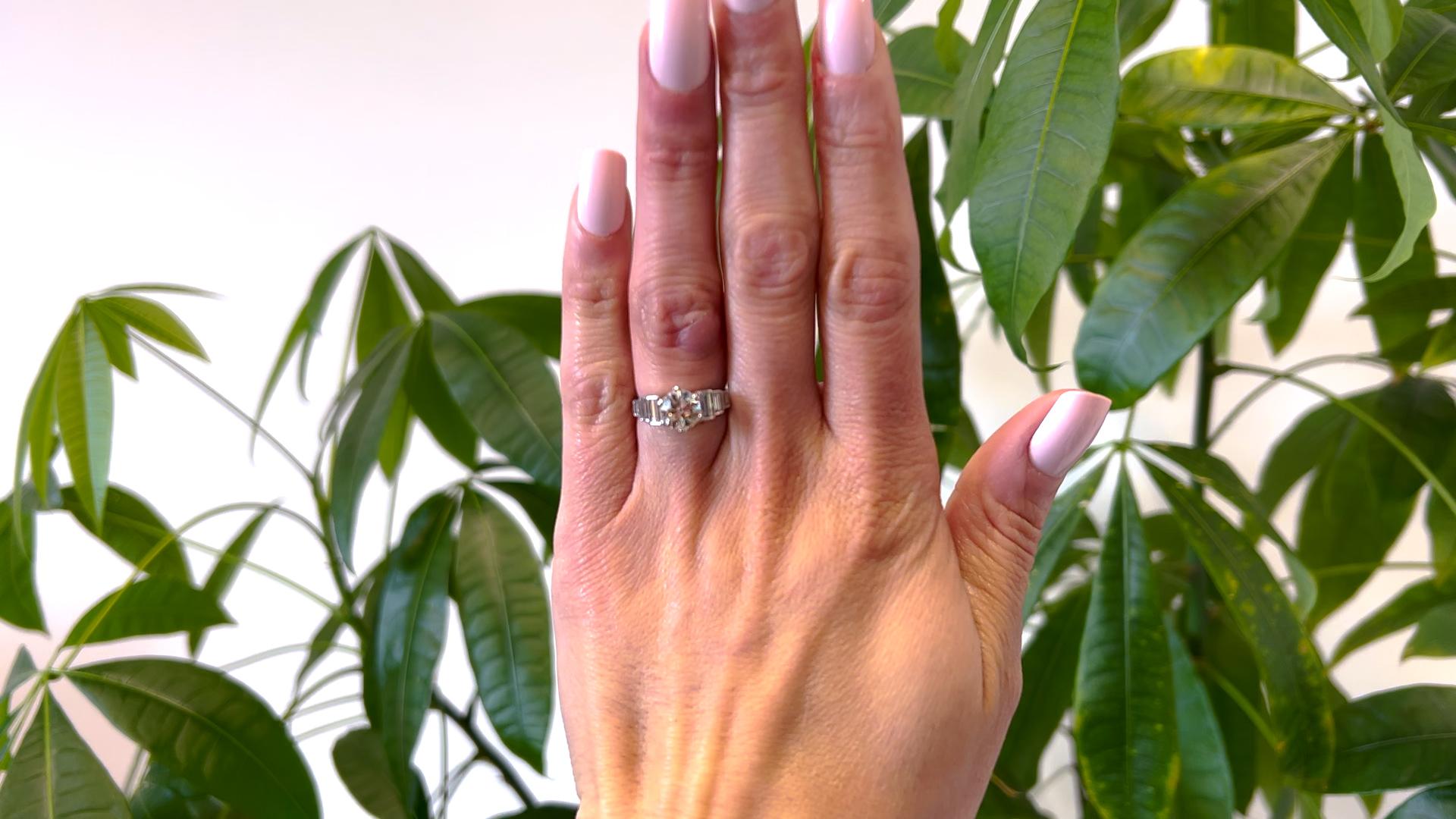 Ein Art Deco GIA 1.56 Karat Old European Cut Diamond Platinum Ring. Mit einem GIA alten europäischen Diamanten von 1,56 Karat, mit GIA # 6234090491 begleitet, dass der Diamant ist N Farbe, SI1 Klarheit. Akzentuiert durch sechs Diamanten im