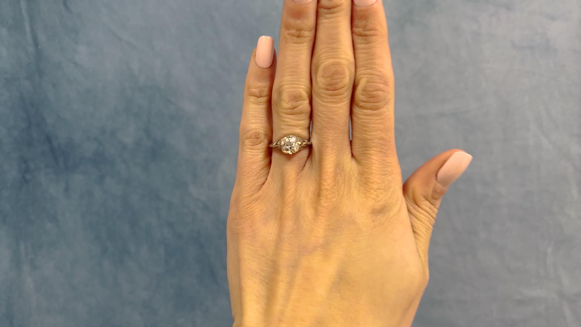Ein Art Deco GIA 1,68 Karat Old Mine Cut Diamant 14k Weißgold Ring. Mit einem GIA-Diamanten mit altem Minenschliff von 1,68 Karat, begleitet von GIA #2231159259, die besagt, dass der Diamant K Farbe, I2 Klarheit ist. Gefertigt aus 14 Karat Weißgold