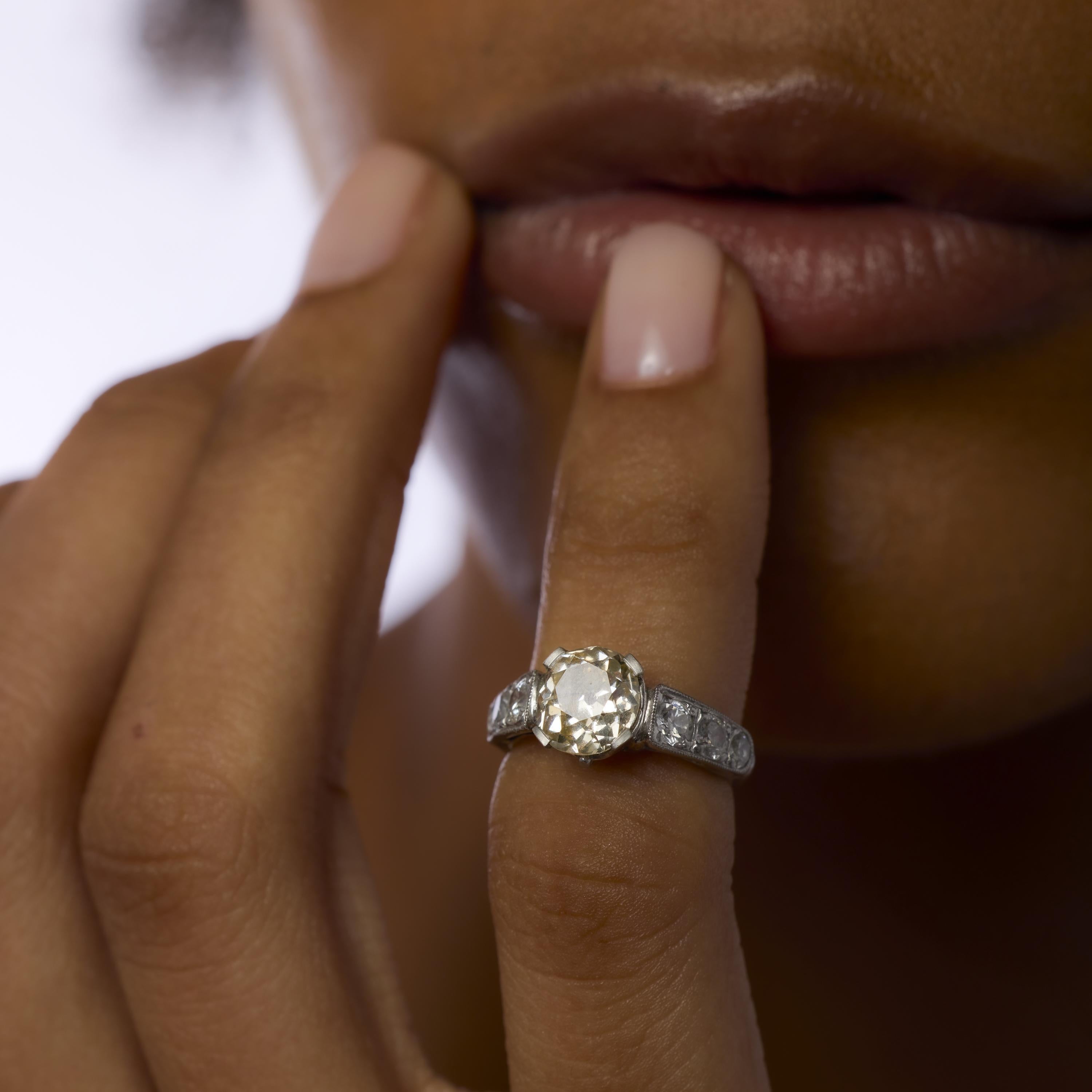 Anillo de compromiso de platino con diamante talla mina antigua Art Déco GIA de 1.70 quilates Talla antigua en venta