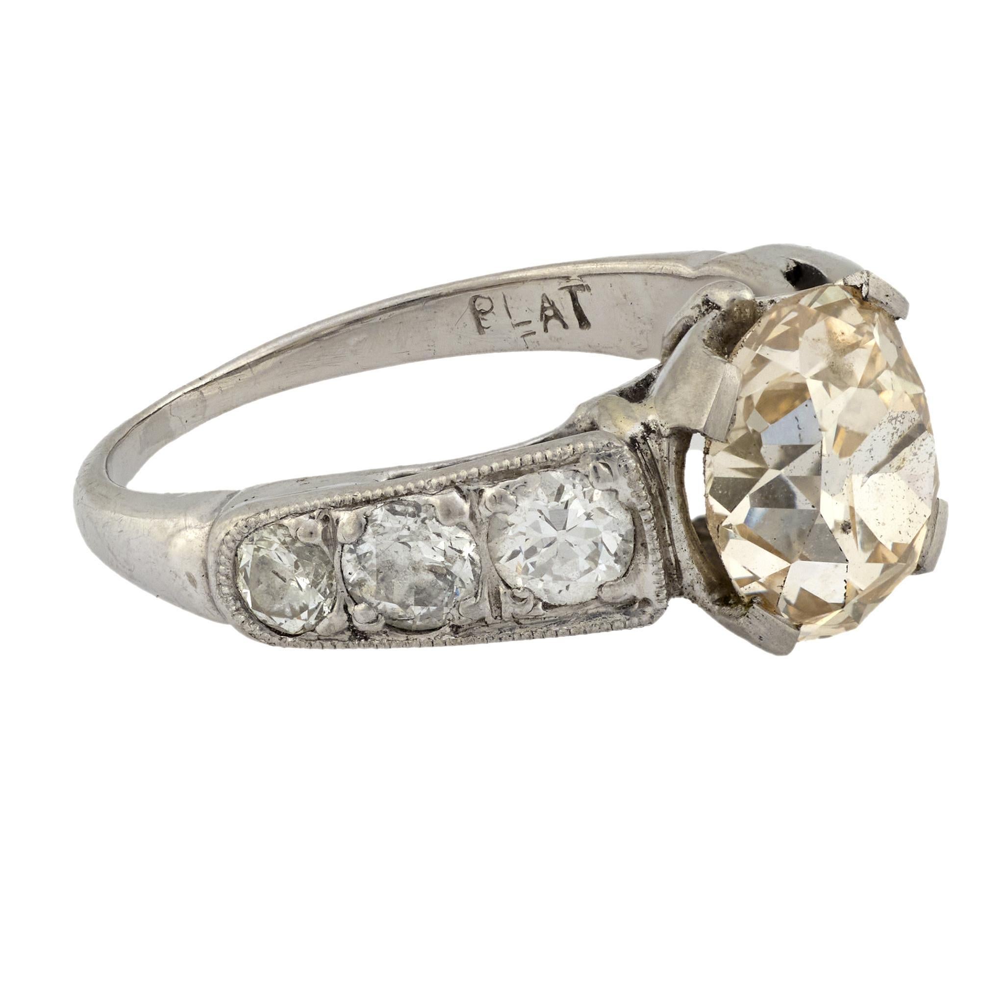 Anillo de compromiso de platino con diamante talla mina antigua Art Déco GIA de 1.70 quilates en Bueno estado para la venta en Beverly Hills, CA