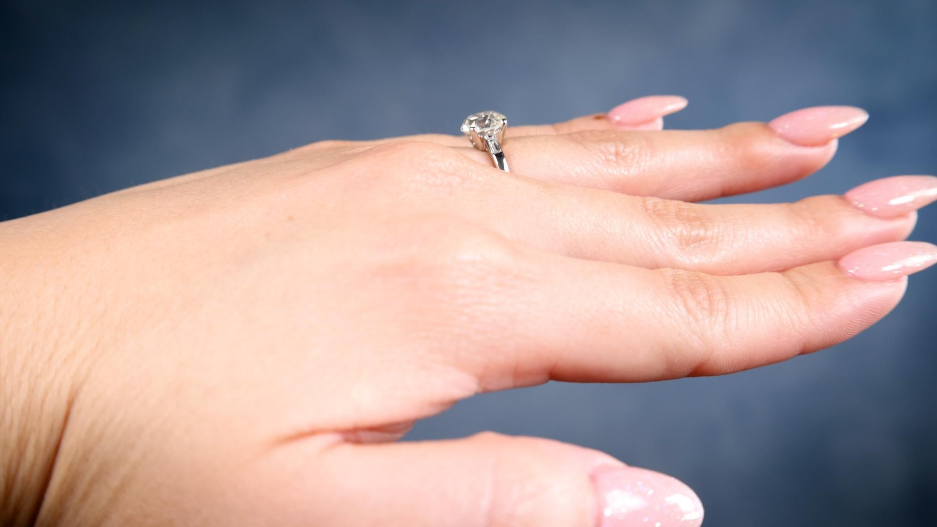 Women's or Men's Art Deco GIA 1.71 Carat Old Mine Cut Diamond Platinum Ring For Sale