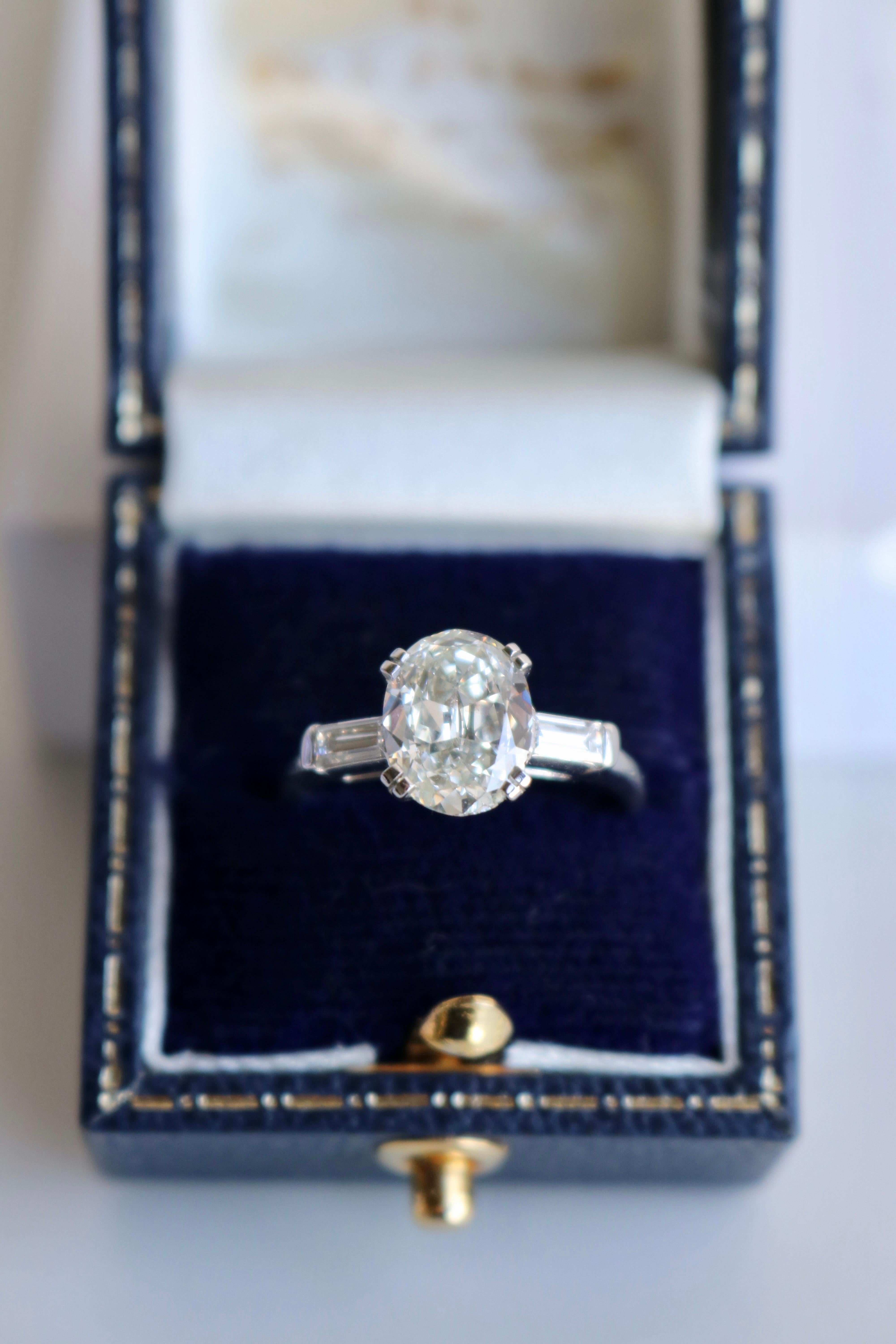 Art Deco GIA 2.00 Carat Oval Cut Diamond Platinum Ring For Sale 2