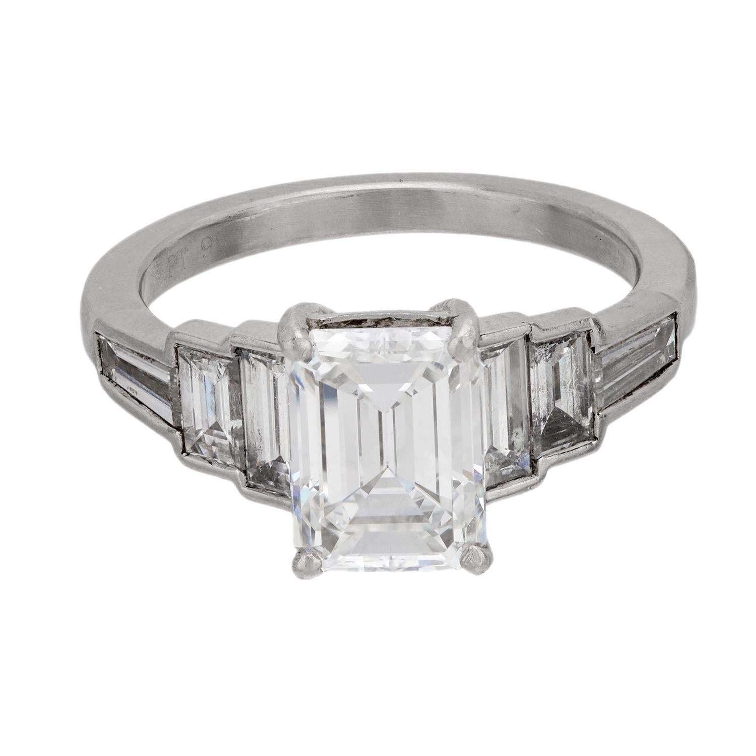 Taille émeraude Bague de fiançailles Art déco en platine avec diamant taille émeraude de 2,01 carats certifié GIA en vente