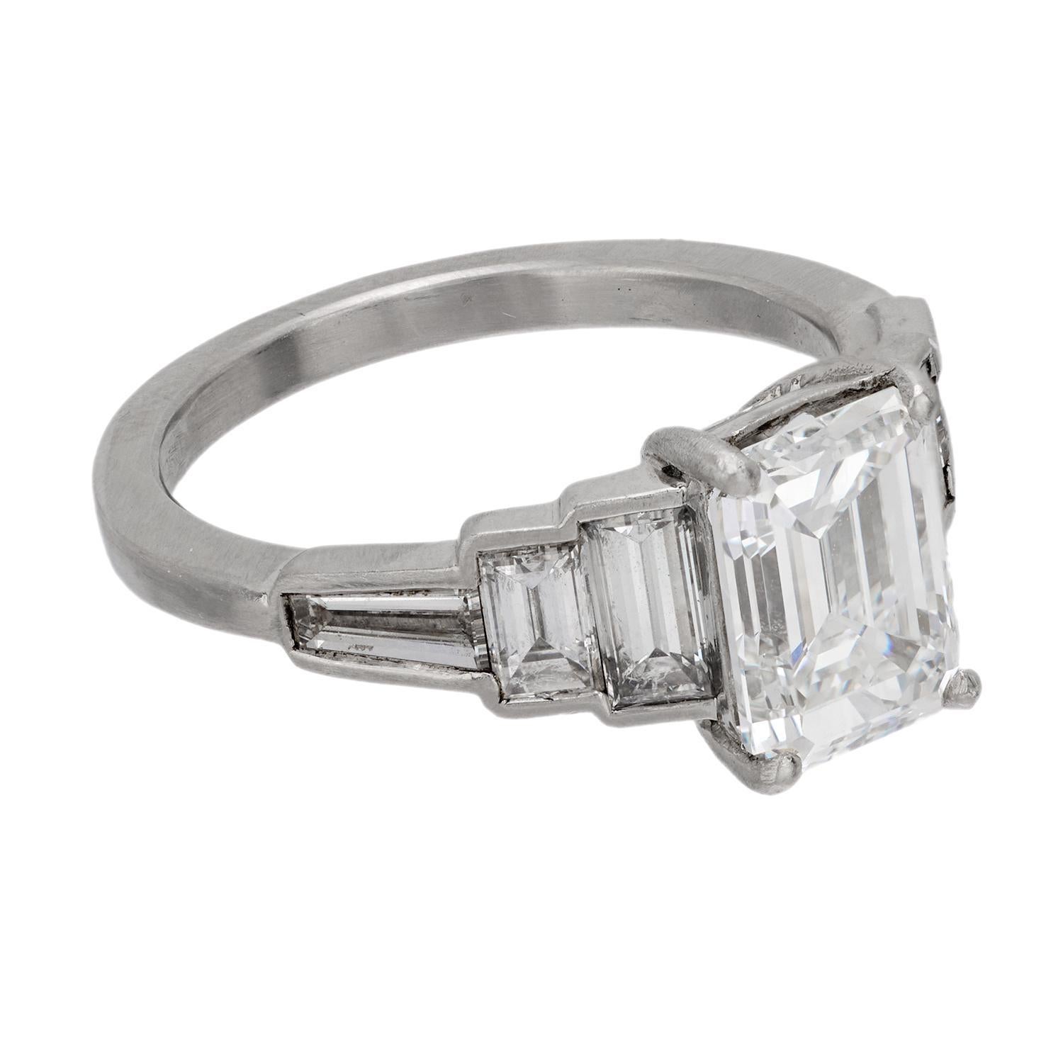 Bague de fiançailles Art déco en platine avec diamant taille émeraude de 2,01 carats certifié GIA Pour femmes en vente