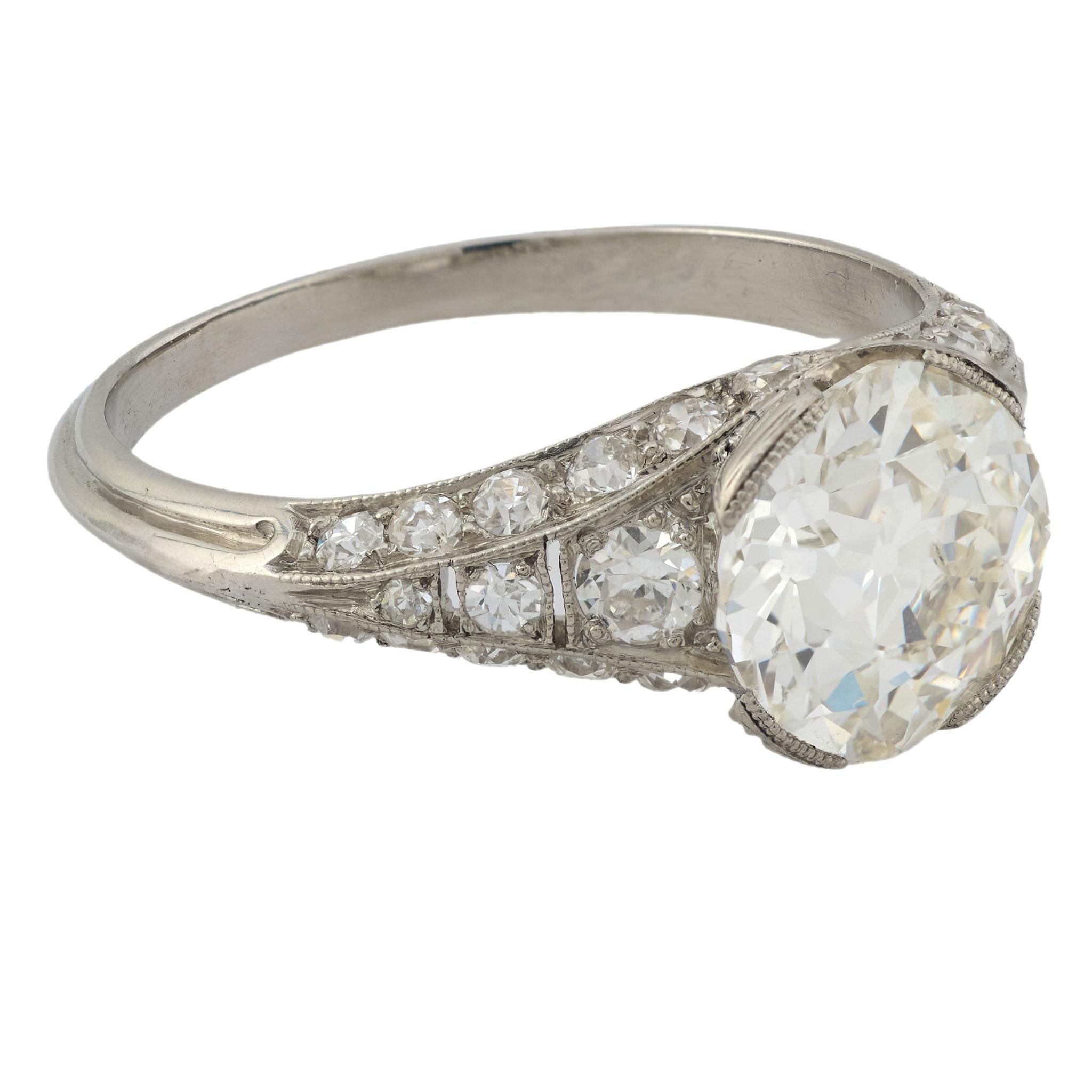 Art Déco Anello di fidanzamento in platino con diamante vecchio taglio europeo Art Deco GIA da 2.07 carati in vendita