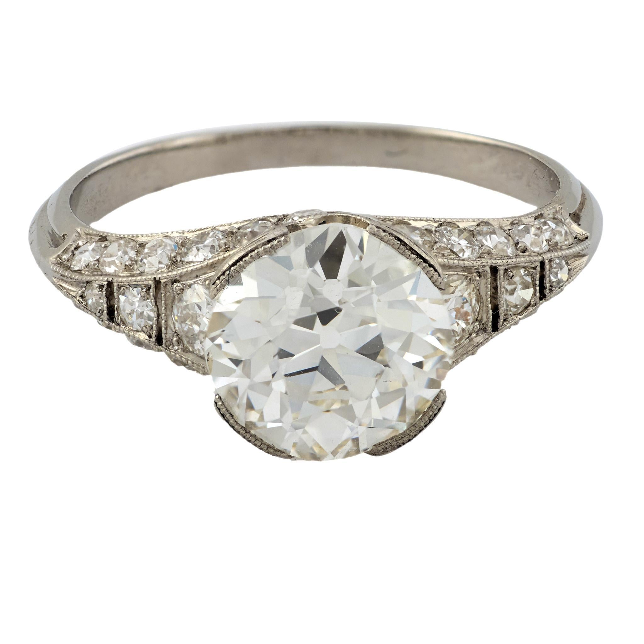 Taglio antico europeo Anello di fidanzamento in platino con diamante vecchio taglio europeo Art Deco GIA da 2.07 carati in vendita