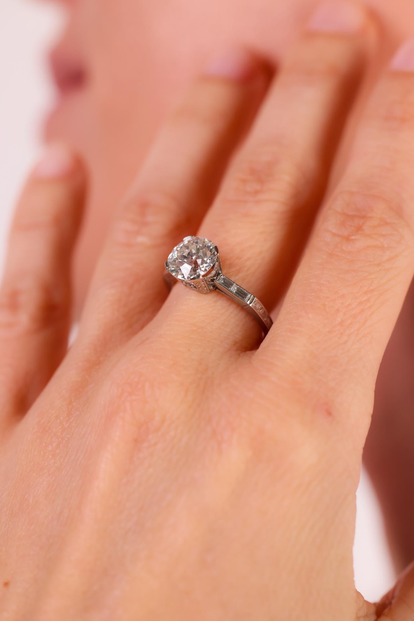 Taille brillant Bague de fiançailles en platine Art déco GIA 2,12 carats diamant circulaire taille brillant en vente