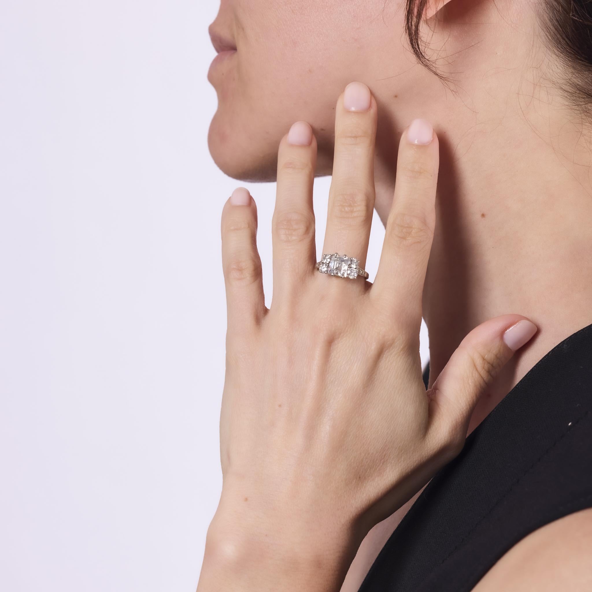 Questo straordinario anello Art Deco presenta un raro diamante taglio carré da 2,14 carati certificato GIA, incorniciato da diamanti antichi europei e diamanti a taglio singolo. Incastonato in un elegante oro bianco 18 carati, la sua audace