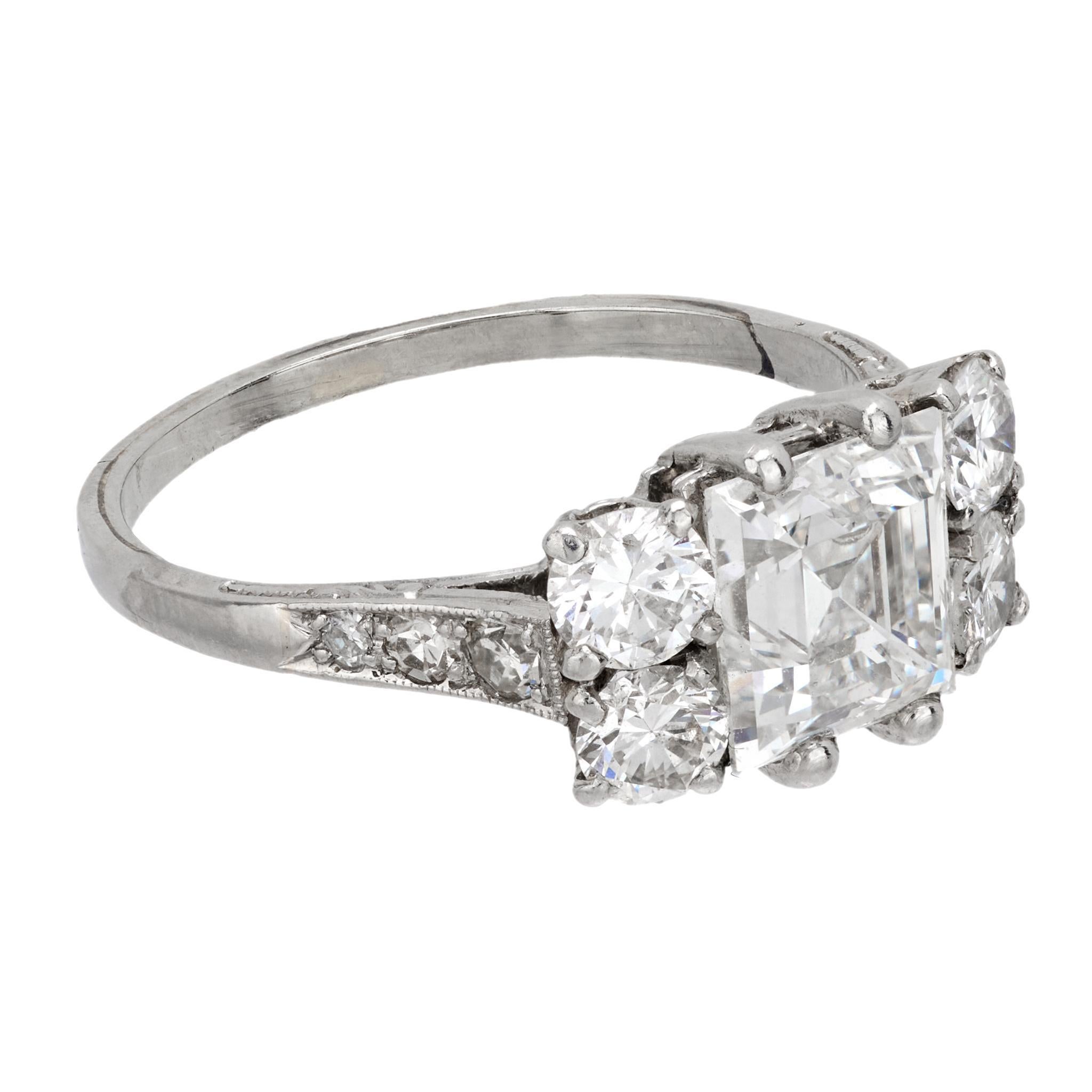 Taglio antico europeo Anello Art Deco GIA con diamante taglio Carré da 2,14 carati in oro bianco 18 carati in vendita
