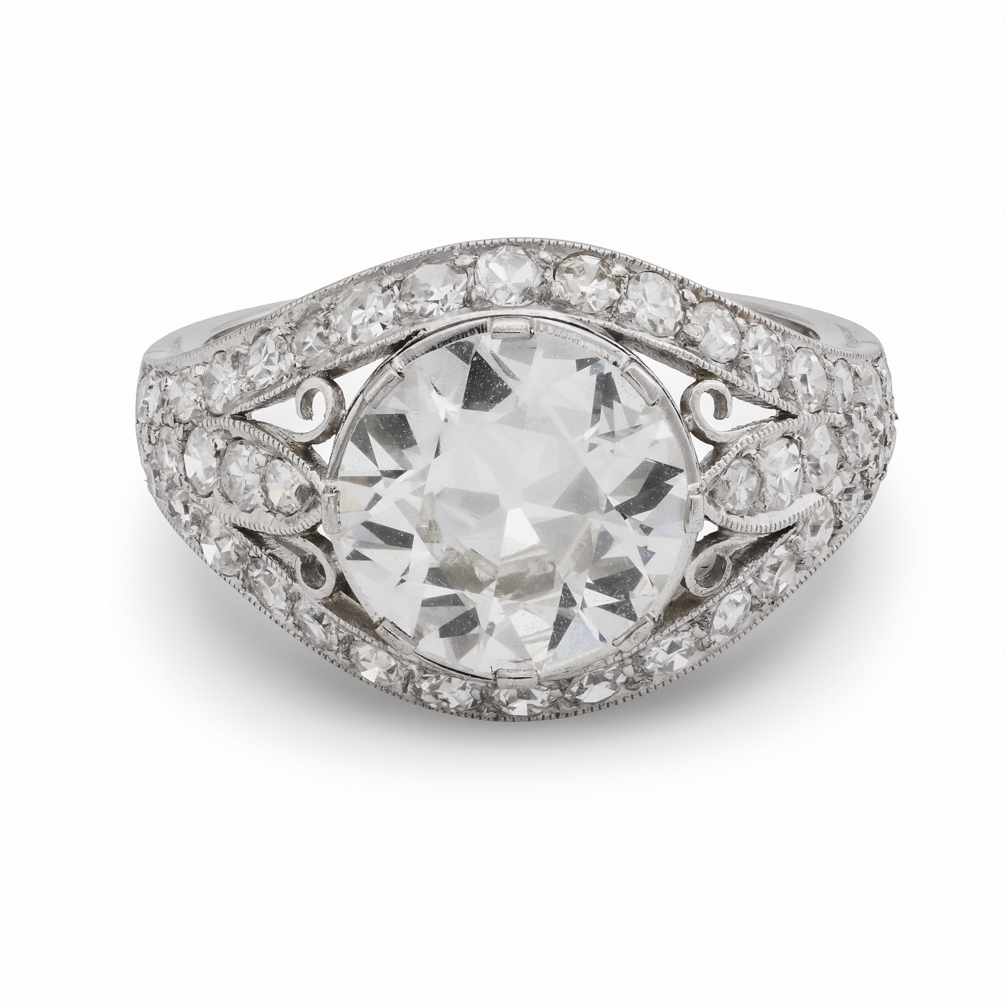 Cette bague raffinée en platine de style Art déco est ornée d'un diamant de taille européenne ancienne de 2,19 ct, certifié par la GIA, entouré de 0,50 ct de diamants taille unique lumineux, rayonnant d'une sophistication intemporelle.