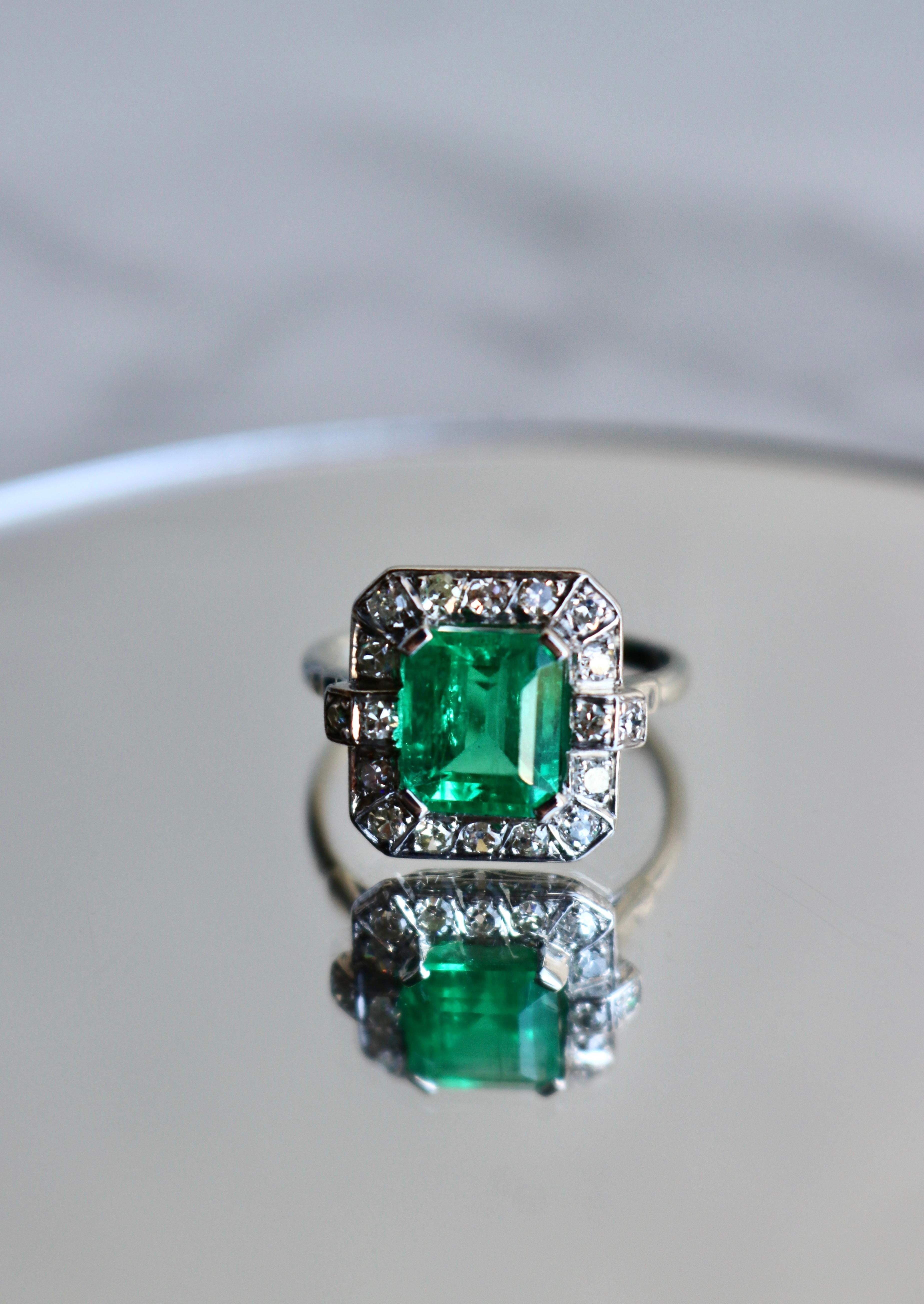 Art Deco GIA 2.27 Carat Colombian Emerald and Diamond 18k White Gold Halo Ring For Sale 1