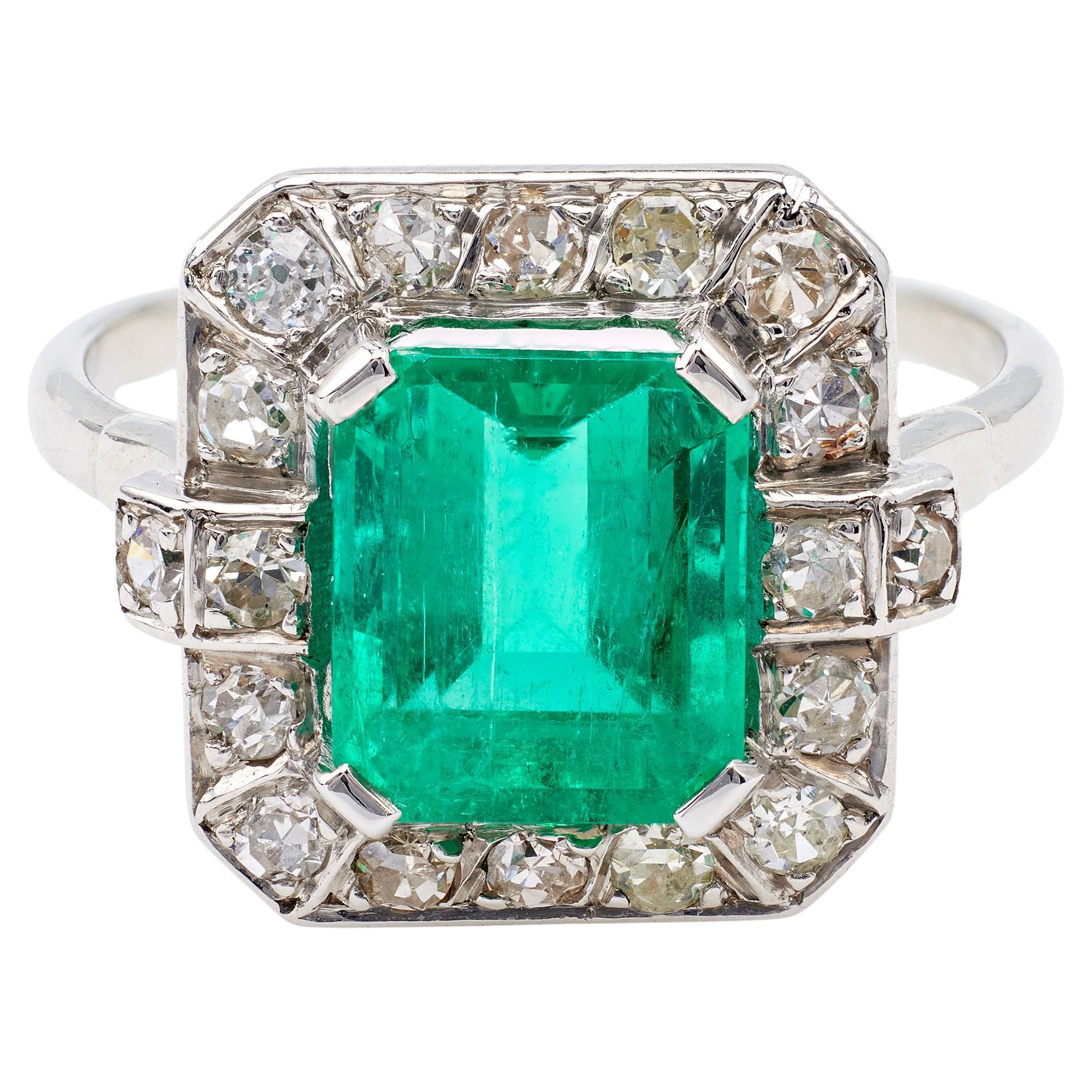 Art Deco GIA 2.27 Carat Colombian Emerald and Diamond 18k White Gold Halo Ring For Sale