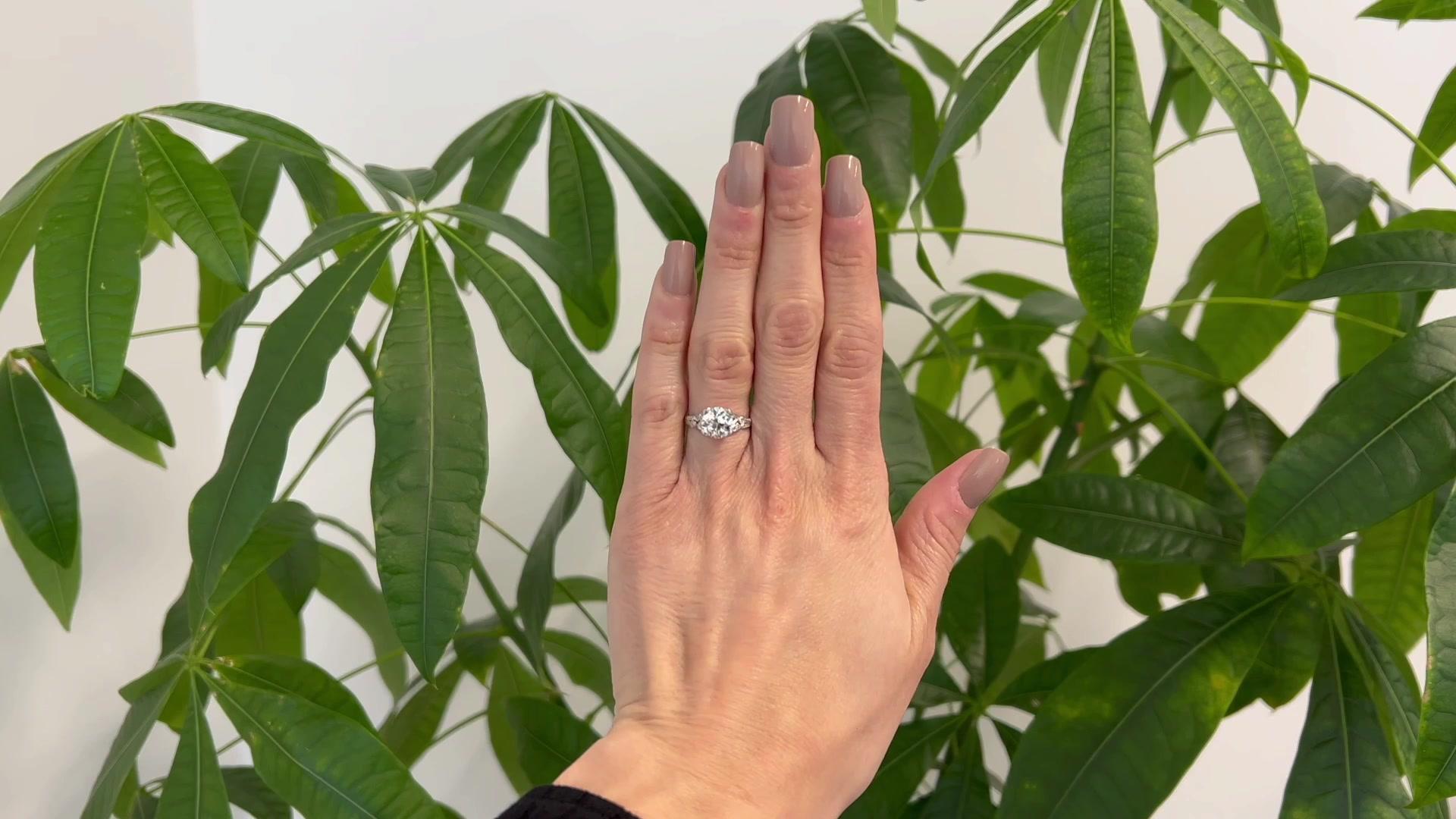 Ein Art Deco GIA 2,32 Karat Old European Cut Diamond Platinum Ring. Mit einem GIA-Diamanten im alten europäischen Schliff von 2,32 Karat, begleitet von GIA #2221757627, der angibt, dass der Diamant die Farbe J und die Reinheit VS2 hat. Akzentuiert