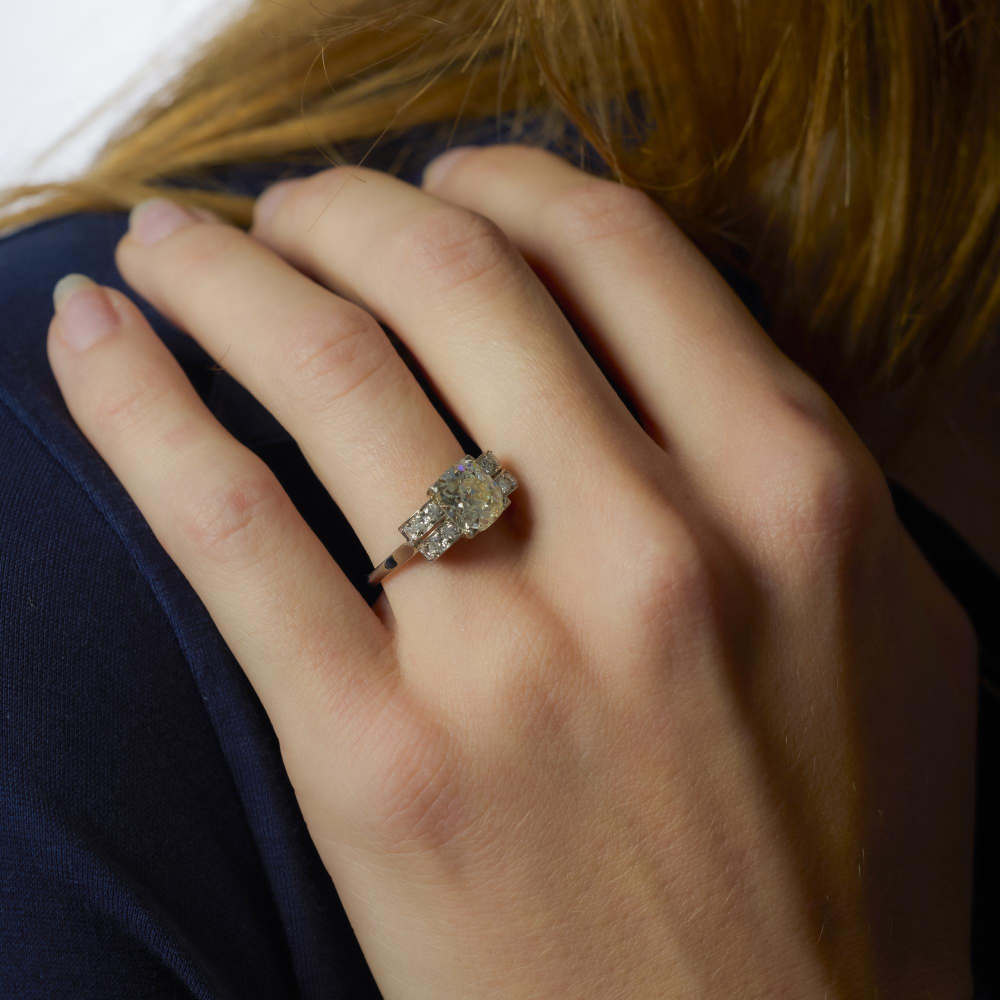 Taglio vecchia miniera Anello di fidanzamento in platino con diamante Art Deco GIA da 2.37 carati in vendita