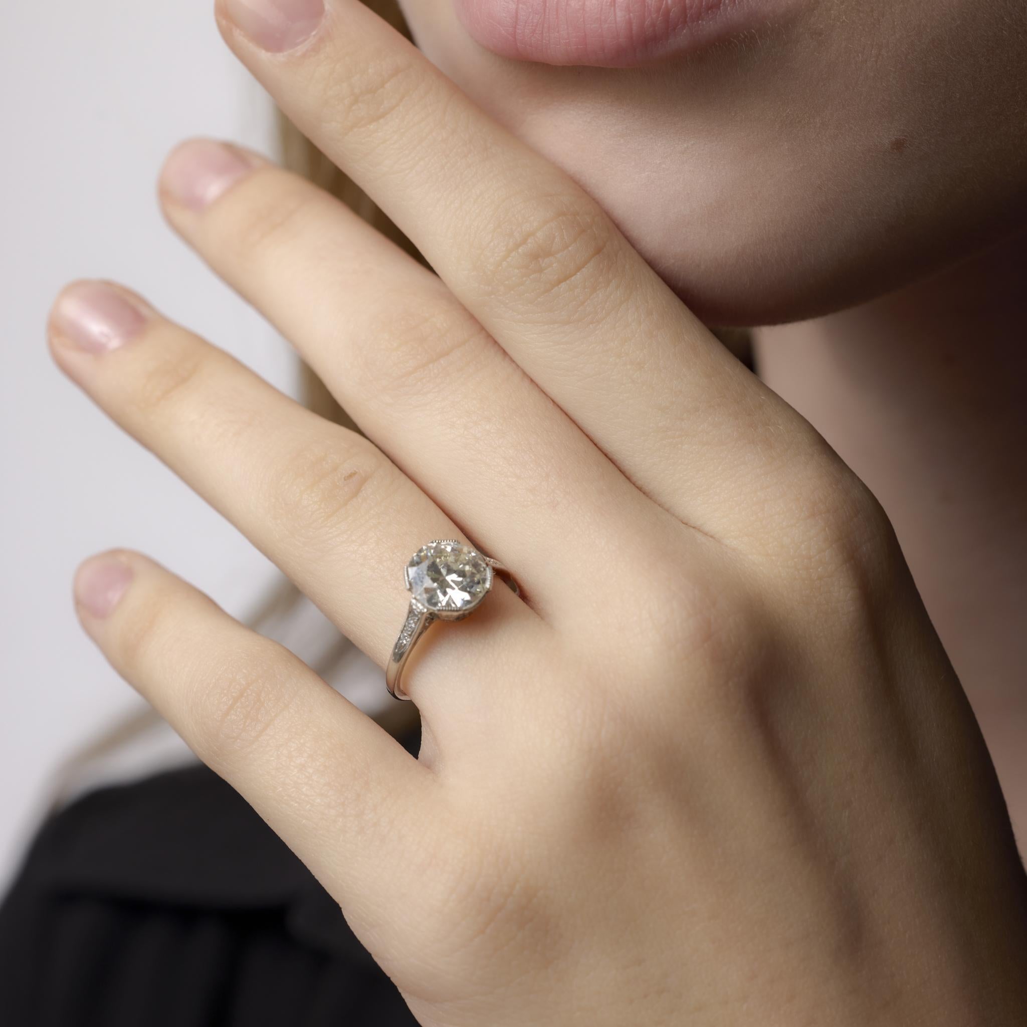 Cette bague Art déco en platine met en valeur un diamant de taille européenne ancienne GIA de 2,37 carats, rehaussé de délicates pierres uniques, exhalant une beauté intemporelle et une élégance raffinée.