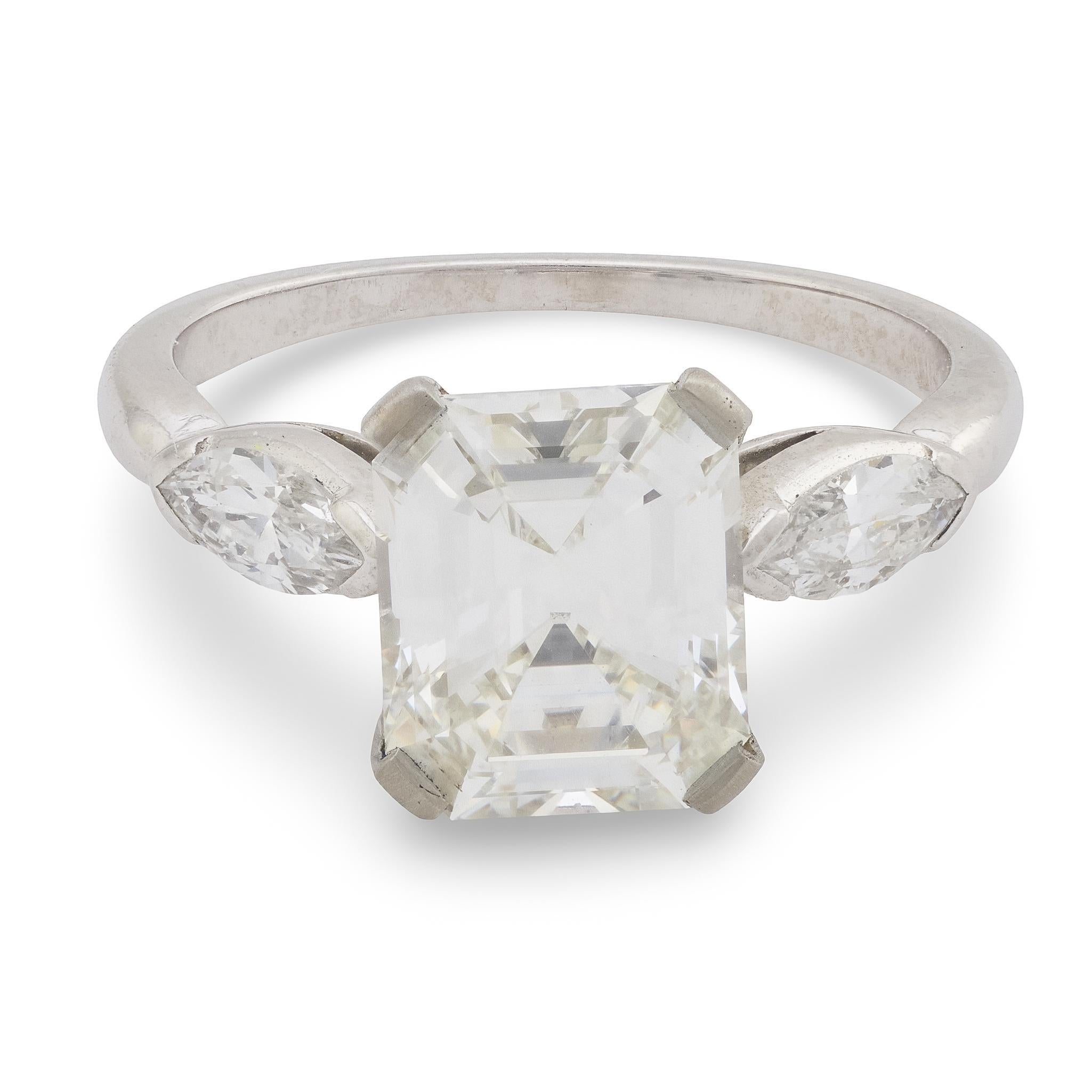 Art Déco Anello di fidanzamento in platino con 3 pietre in stile Art Deco GIA da 2,42 carati e diamante taglio smeraldo in vendita