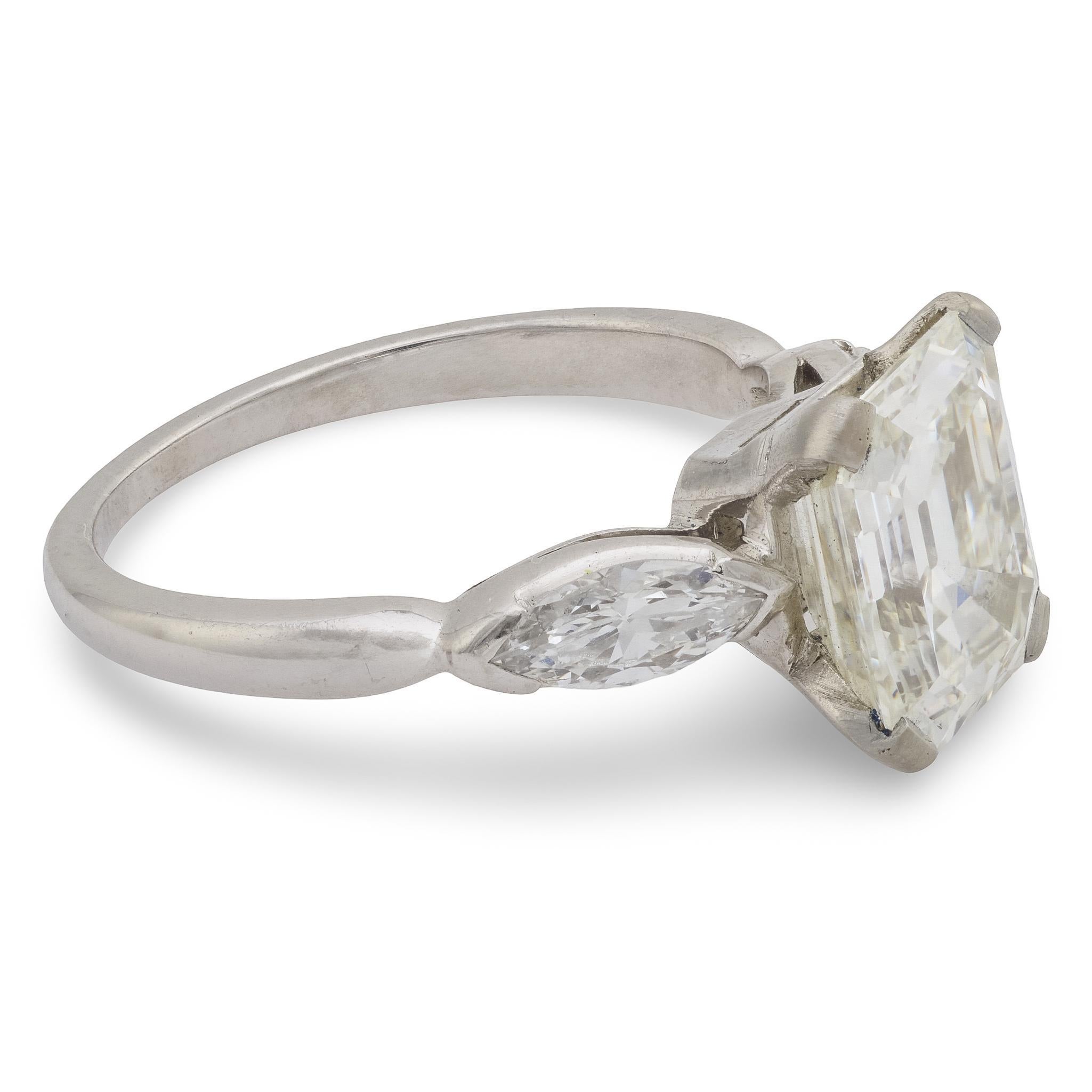 Taglio smeraldo Anello di fidanzamento in platino con 3 pietre in stile Art Deco GIA da 2,42 carati e diamante taglio smeraldo in vendita