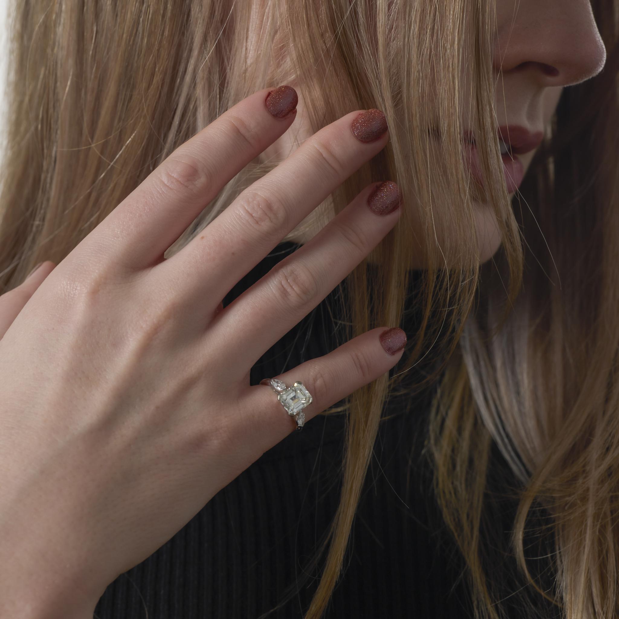 Anello di fidanzamento in platino con 3 pietre in stile Art Deco GIA da 2,42 carati e diamante taglio smeraldo In condizioni buone in vendita a Beverly Hills, CA