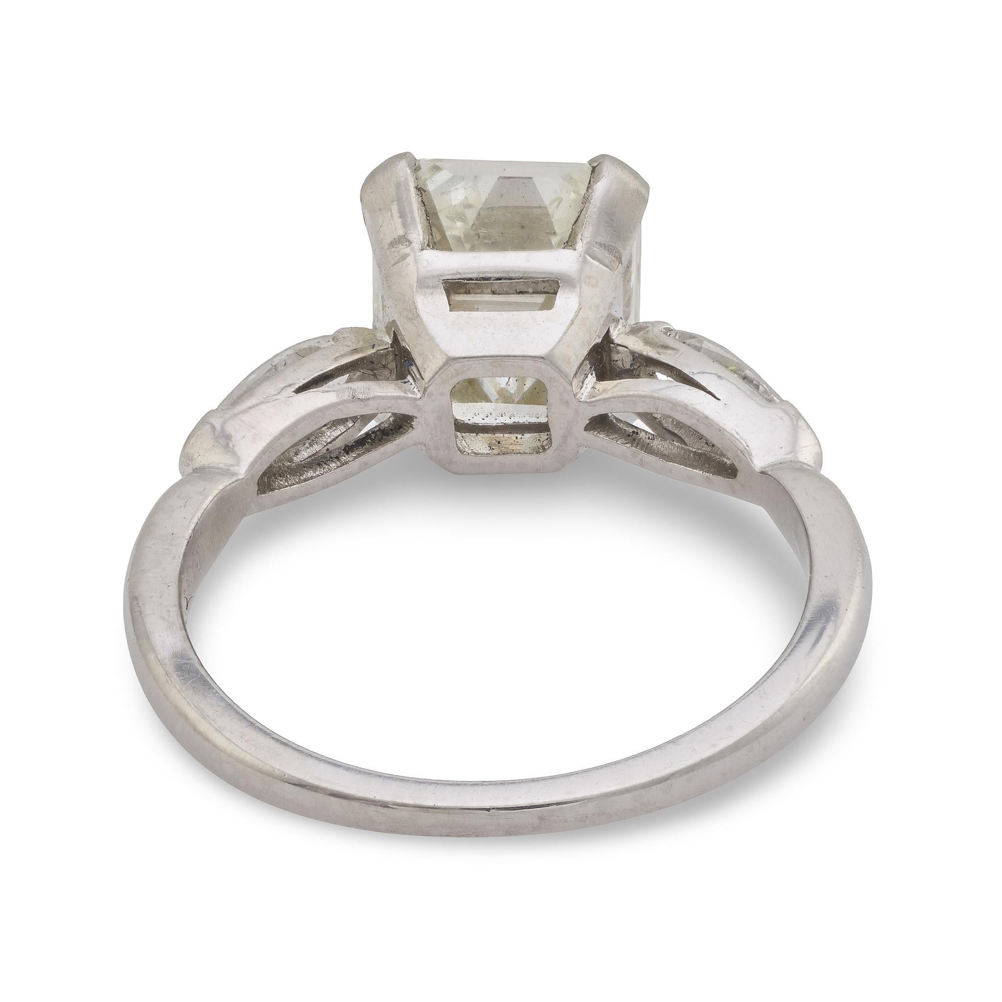 Donna Anello di fidanzamento in platino con 3 pietre in stile Art Deco GIA da 2,42 carati e diamante taglio smeraldo in vendita