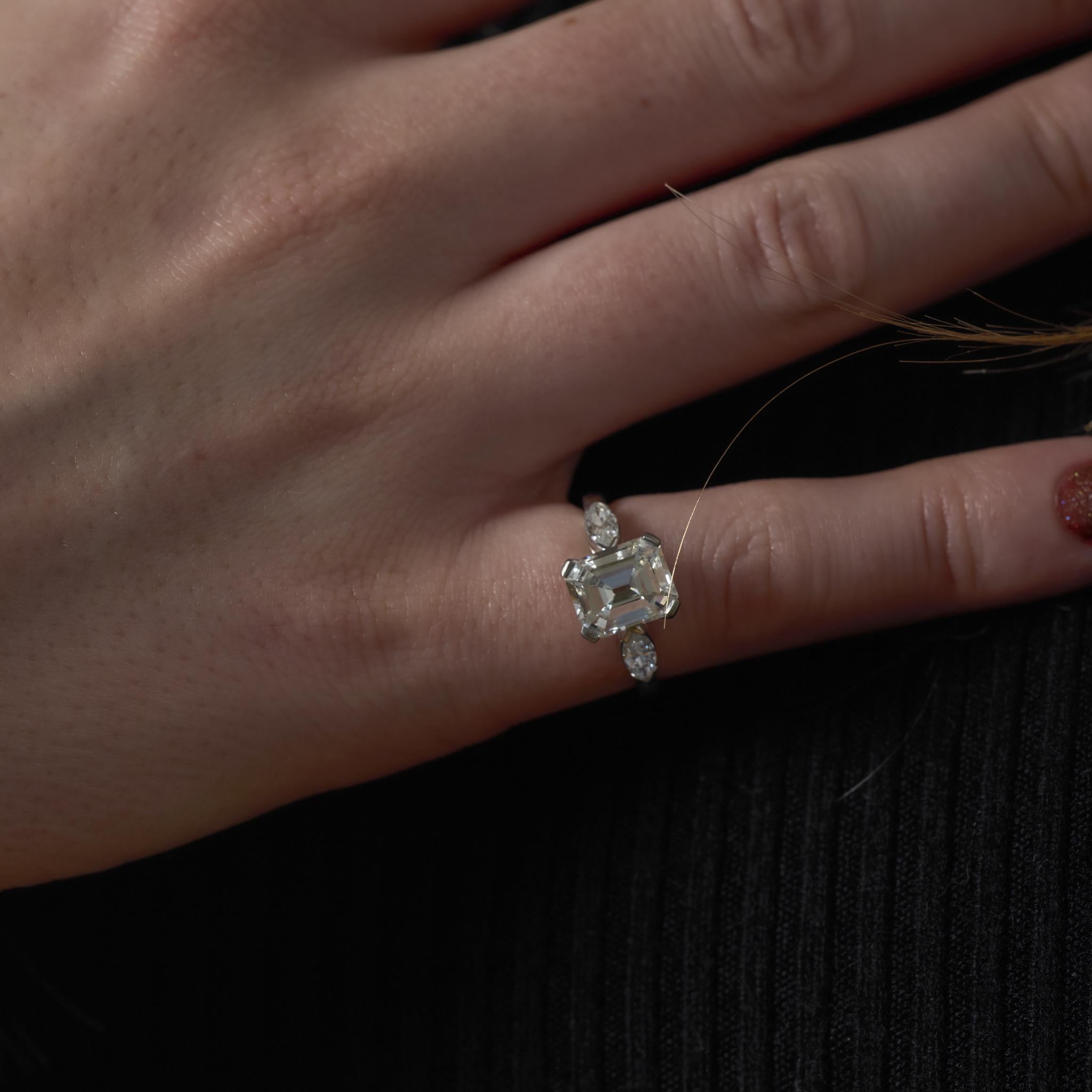 Anello di fidanzamento in platino con 3 pietre in stile Art Deco GIA da 2,42 carati e diamante taglio smeraldo in vendita 1