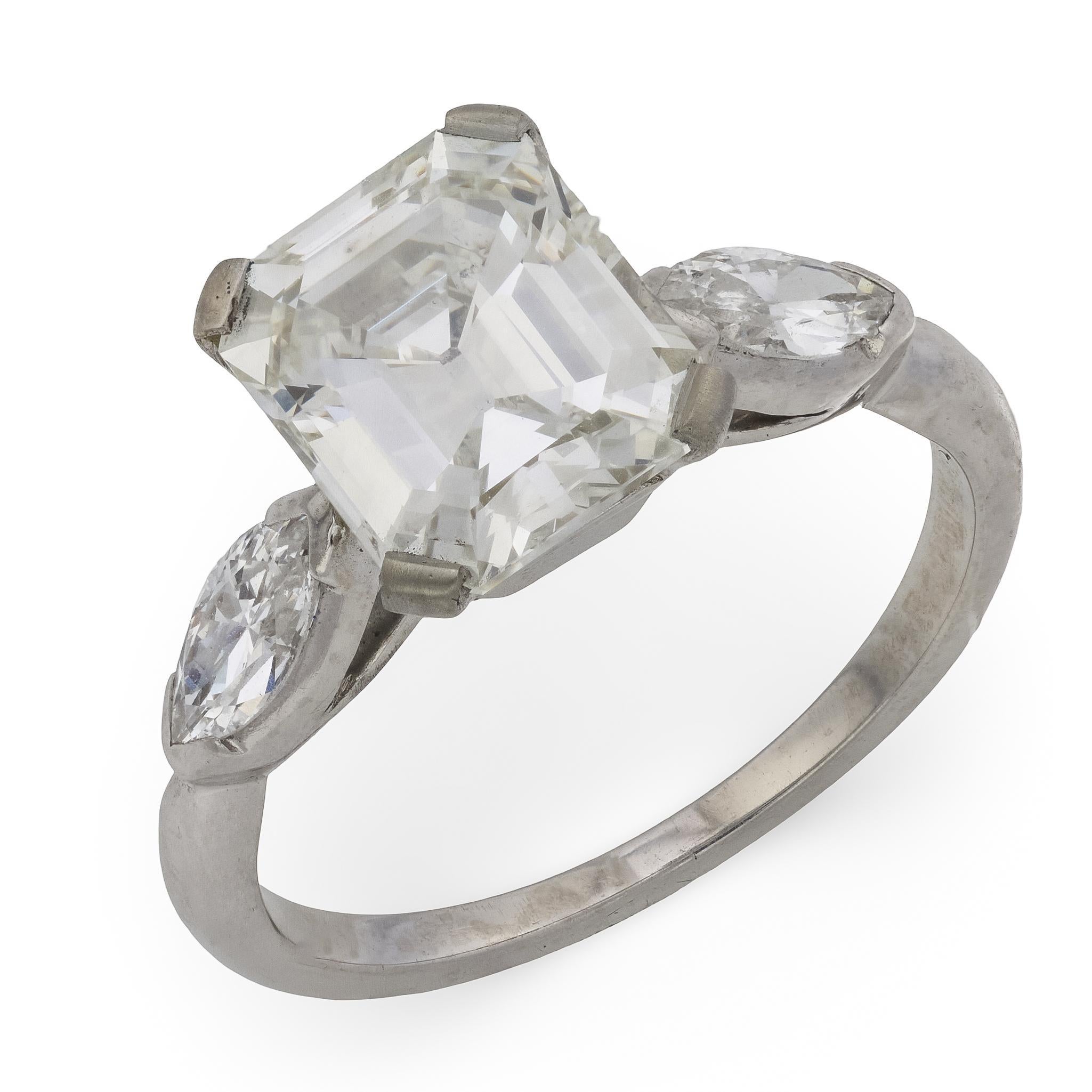 Anello di fidanzamento in platino con 3 pietre in stile Art Deco GIA da 2,42 carati e diamante taglio smeraldo