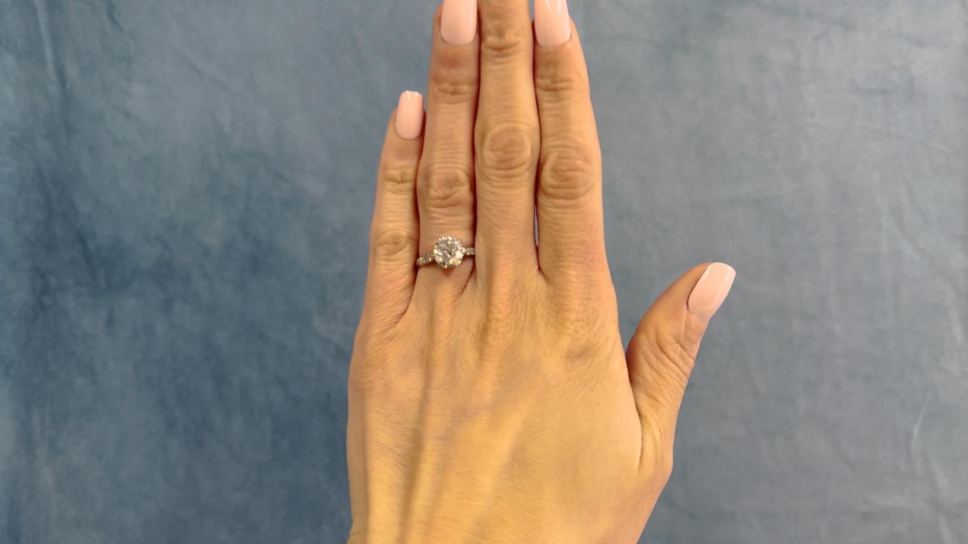 Ein Art Deco GIA 2.45 Karat Old European Cut Diamond Platinum Ring. Mit einem GIA-Diamanten im alten europäischen Schliff von 2,45 Karat, begleitet von der GIA-Nummer 2225888750, die besagt, dass der Diamant die Farbe H und die Reinheit I1 hat.