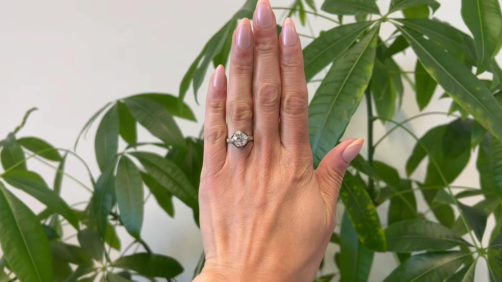 Ein Art Deco GIA 2,51 Karat Old European Cut Diamant und Saphir Platin-Ring. Mit einem GIA-Diamanten im alten europäischen Schliff von 2,51 Karat, begleitet von GIA #5221999368, die besagt, dass der Diamant die Farbe H und die Reinheit VS2 hat.